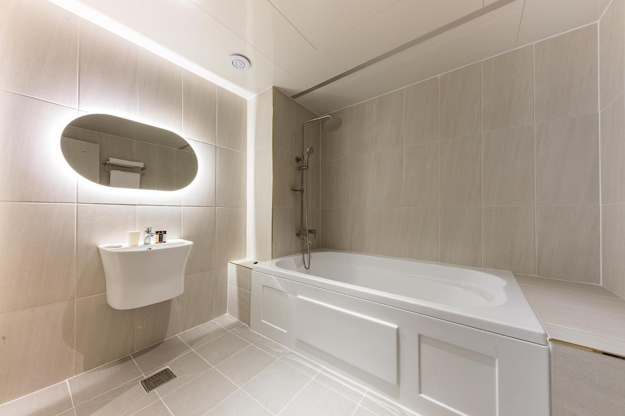 Superior Suite - Photo 8