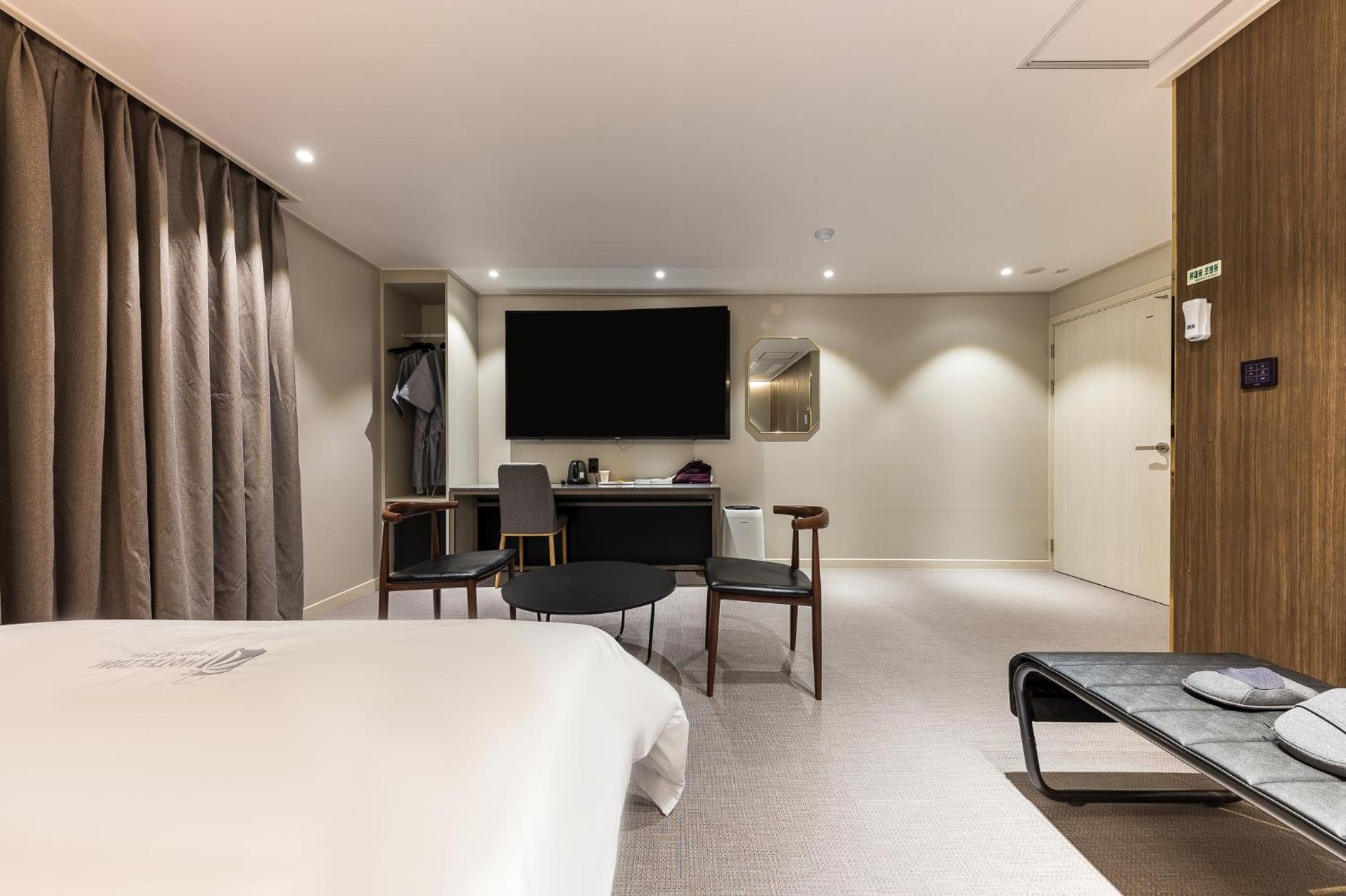 Superior Suite - Photo 7