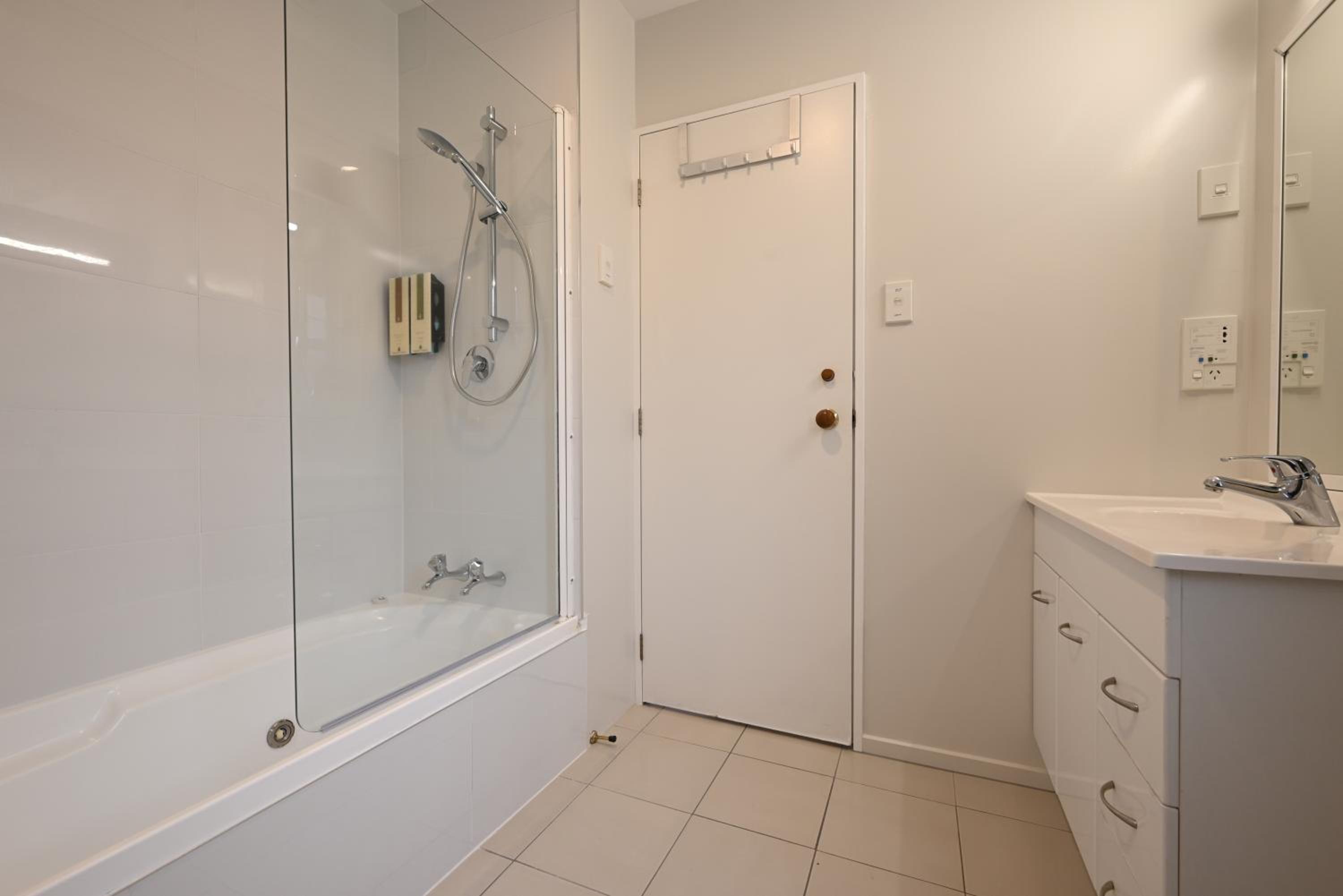 Superior One-Bedroom Apartment with Spa Bath thumbnail 6