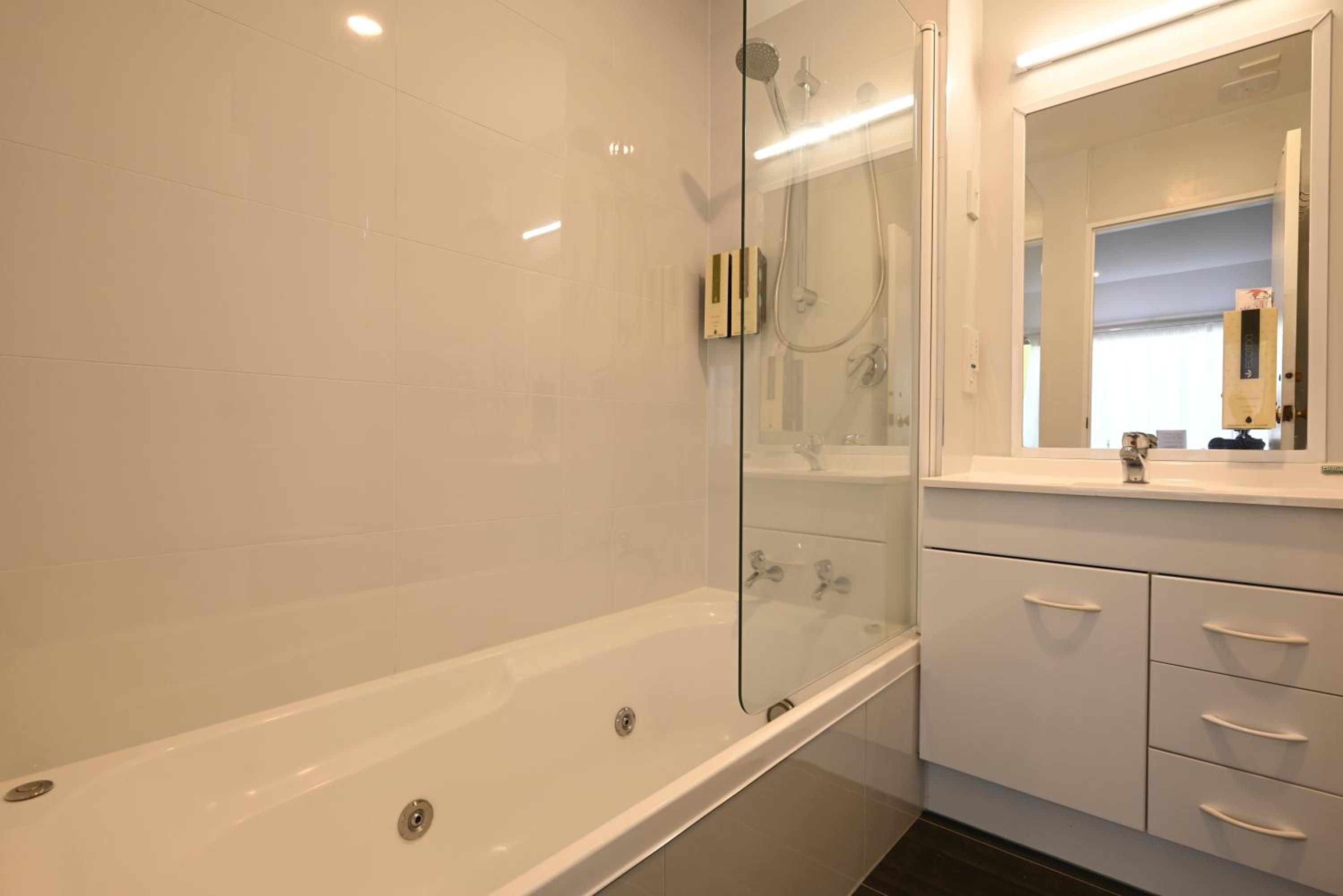 Two-Bedroom Apartment with Spa Bath thumbnail 5
