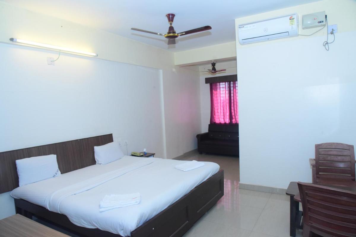 Deluxe Double Room (2 Adults + 1 Child) photo 3