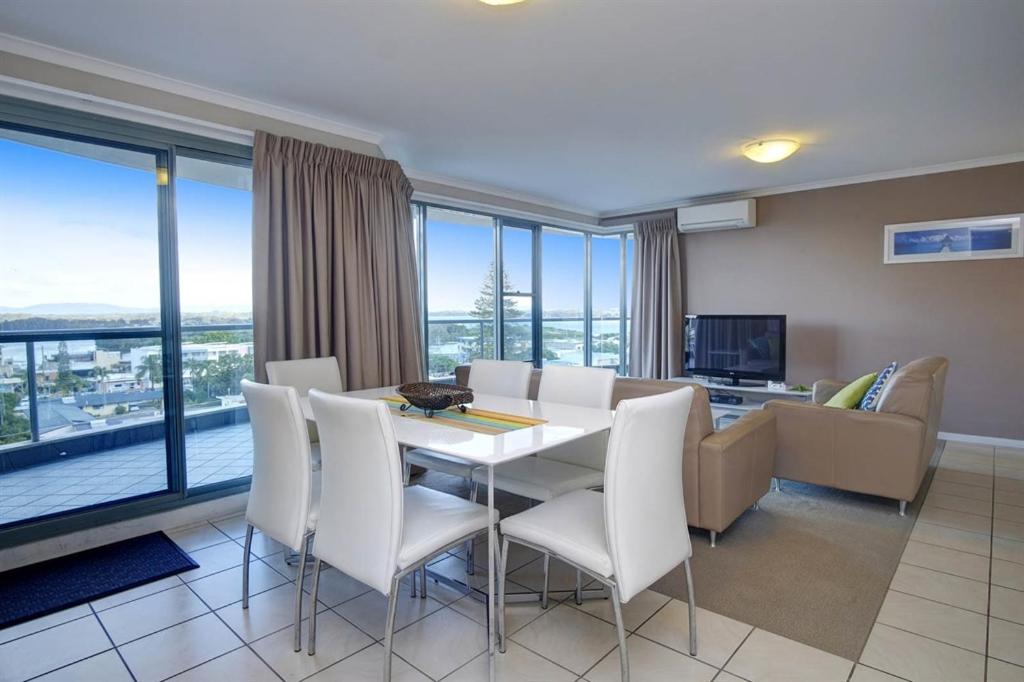 Deluxe Two-Bedroom Apartment (Floors 7-9) photo 1