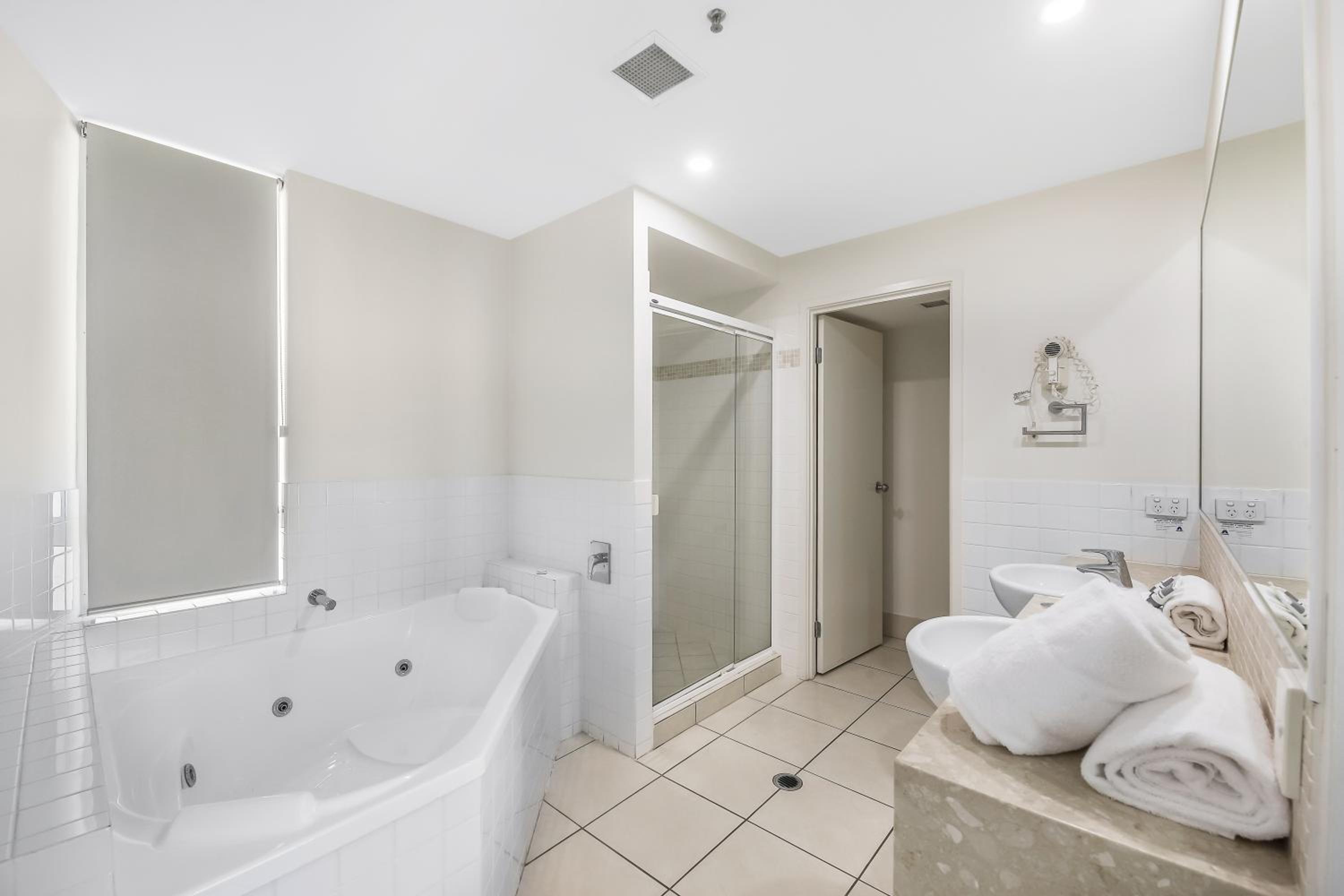 One-Bedroom Apartment With Water View photo 2