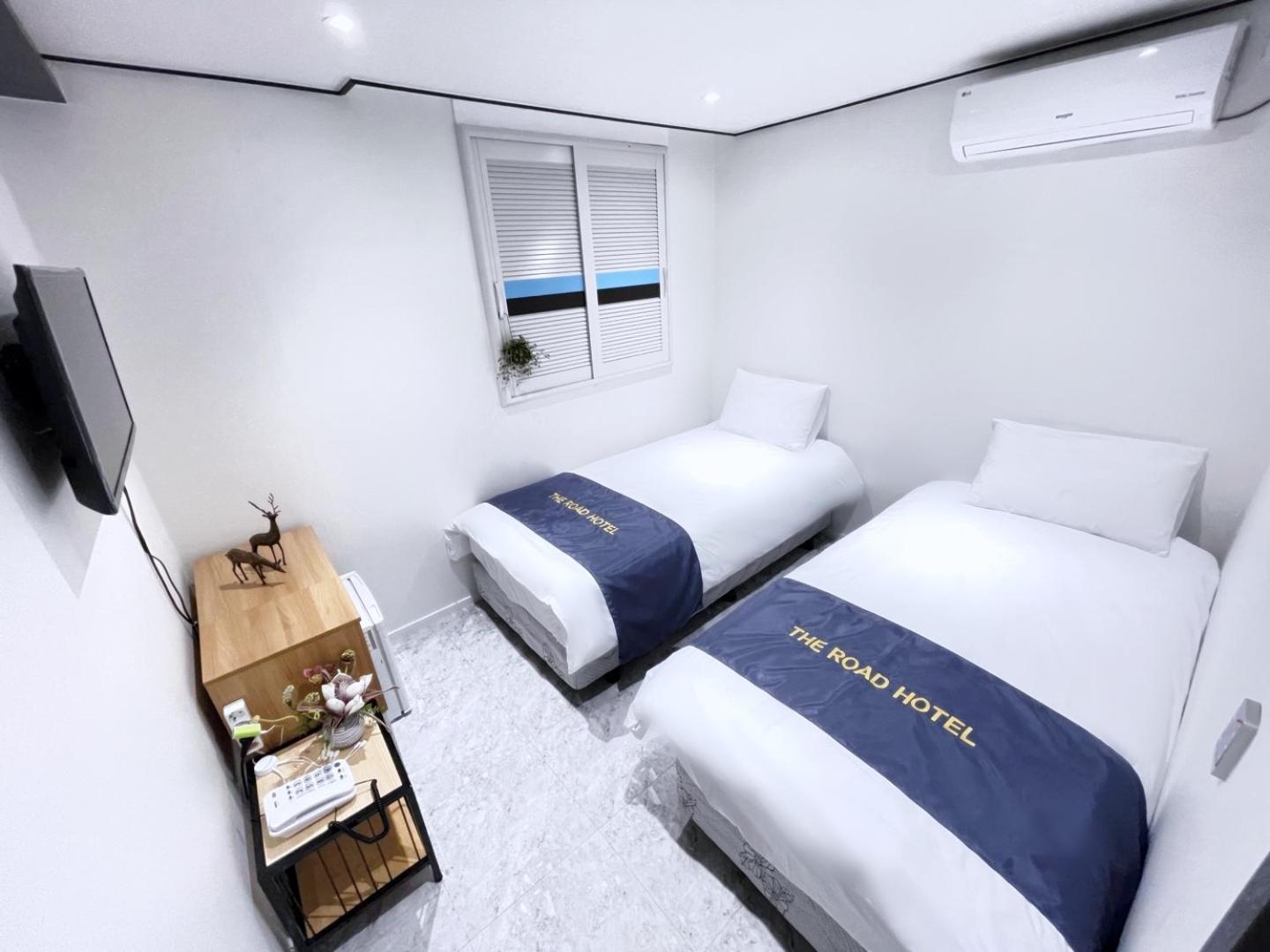 Twin Room with Private Bathroom - Photo 5