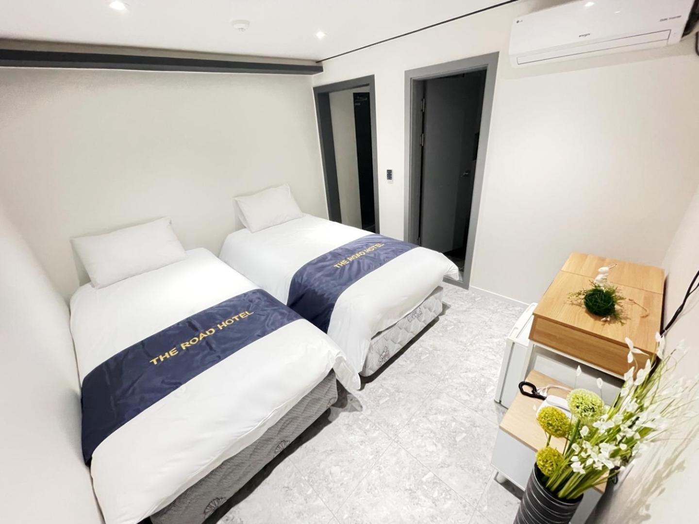 Twin Room with Private Bathroom - Photo 7