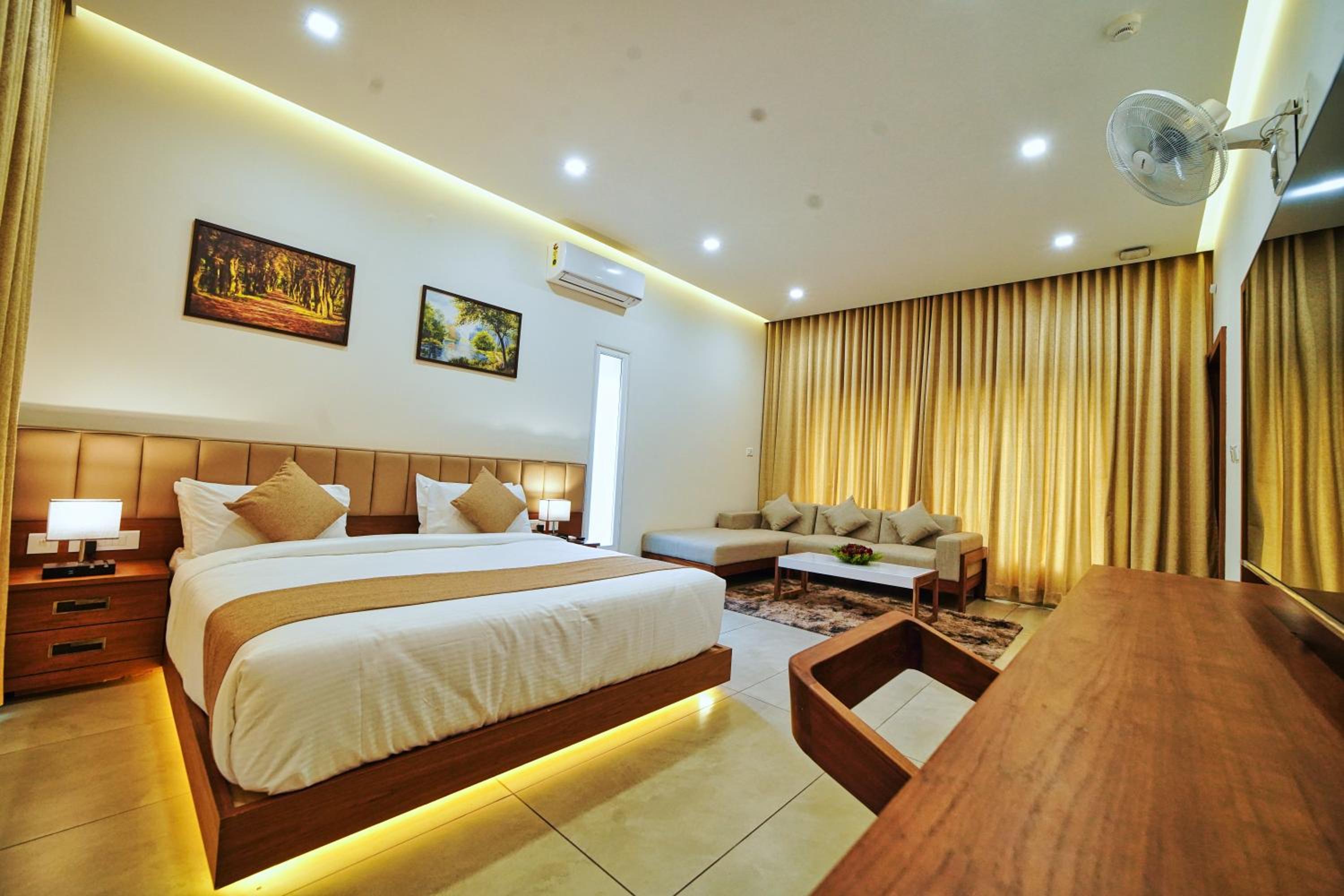 King Room with Balcony photo 1