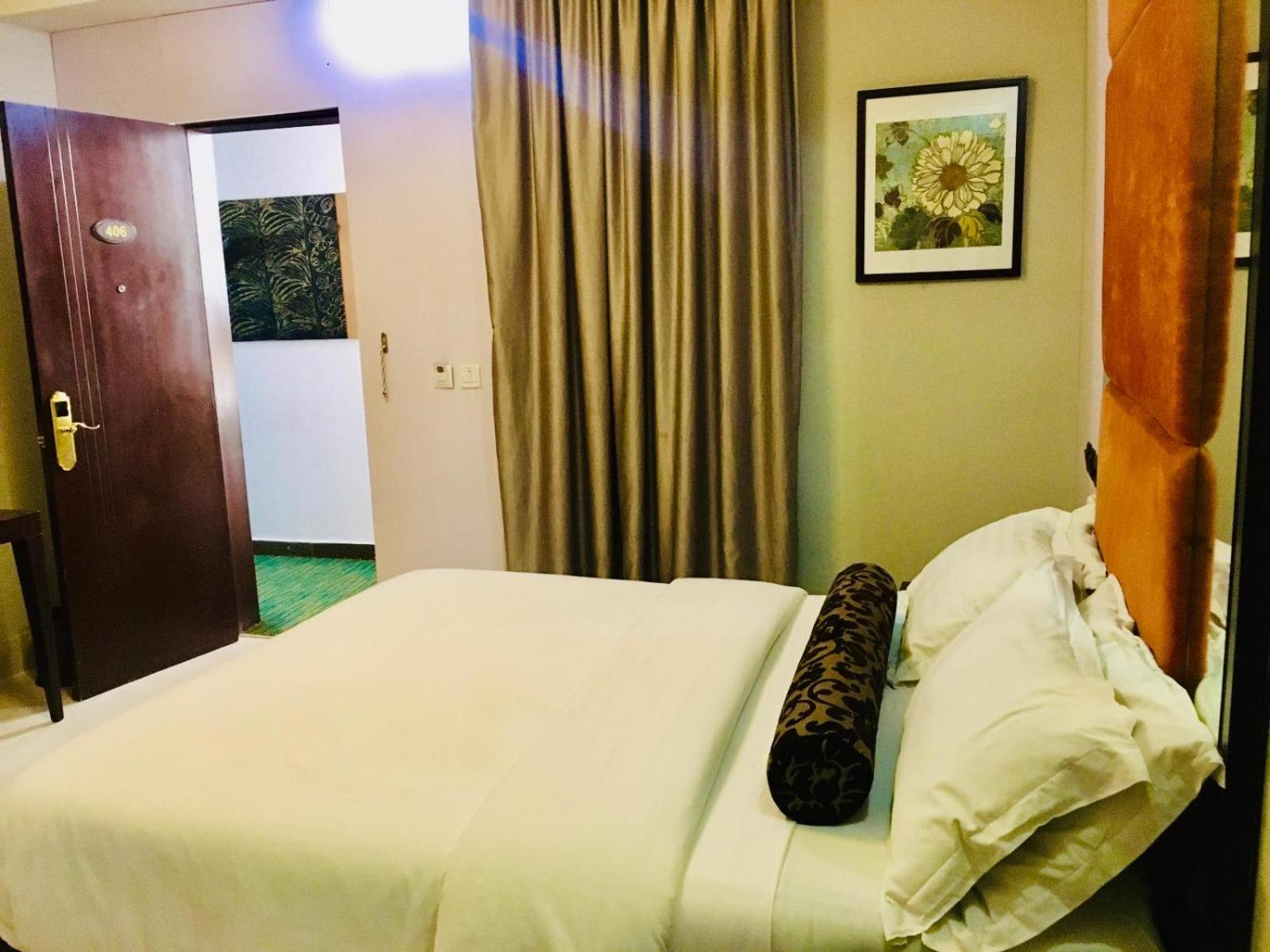 Deluxe Room - Photo 6