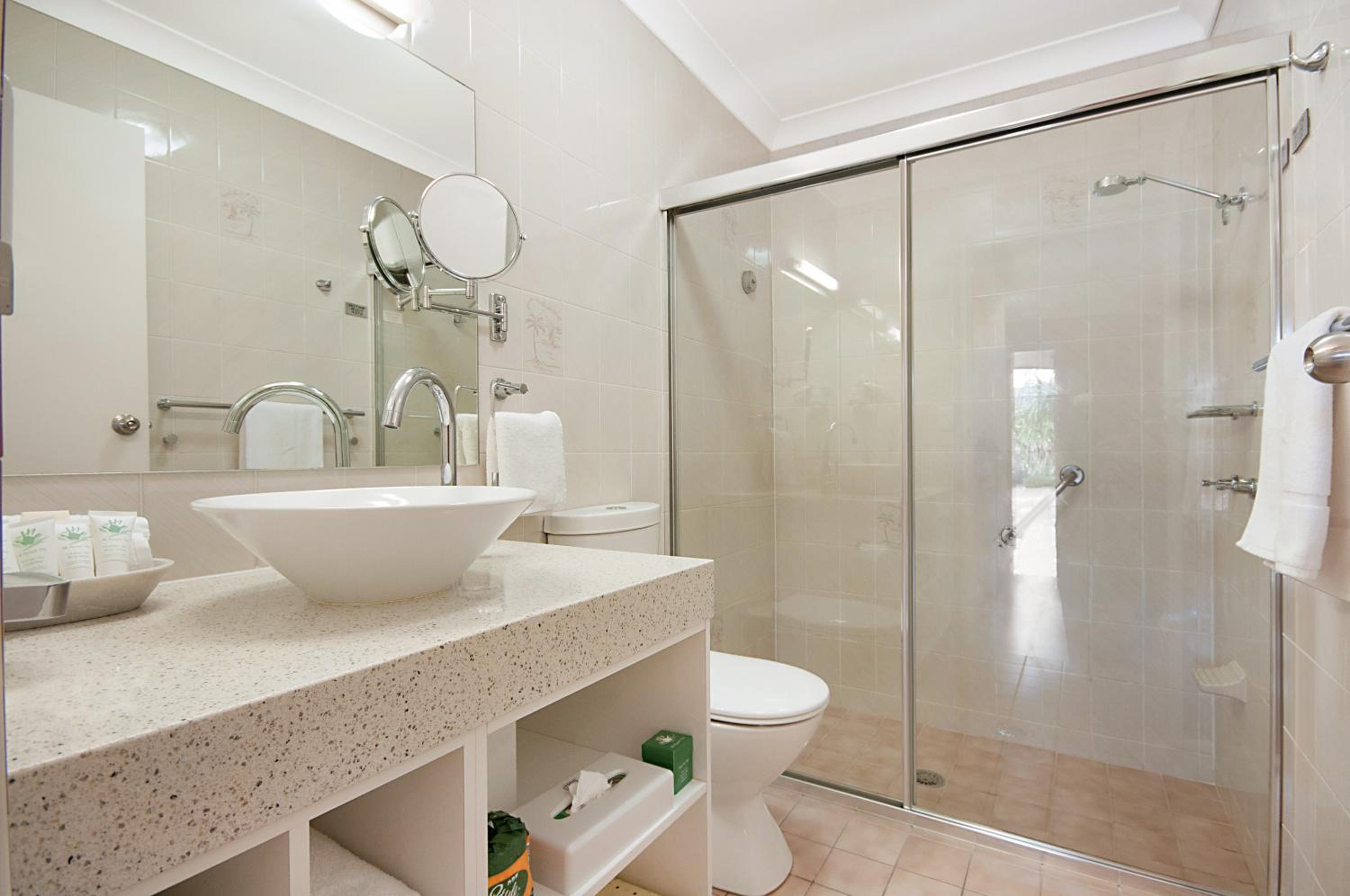 Deluxe Two-Bedroom Suite - Interconnecting photo 2