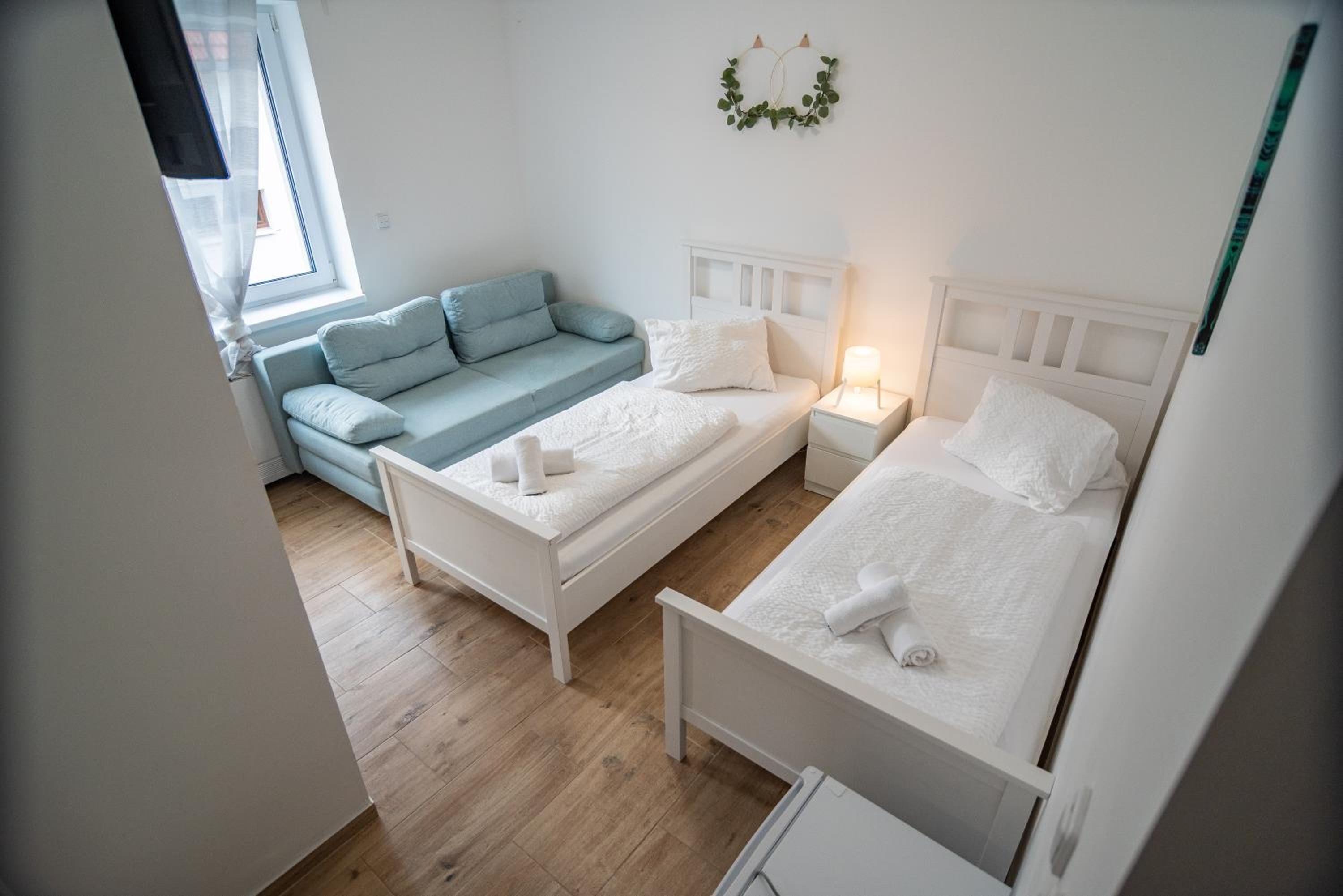 Twin Room with Extra Bed - Photo 1