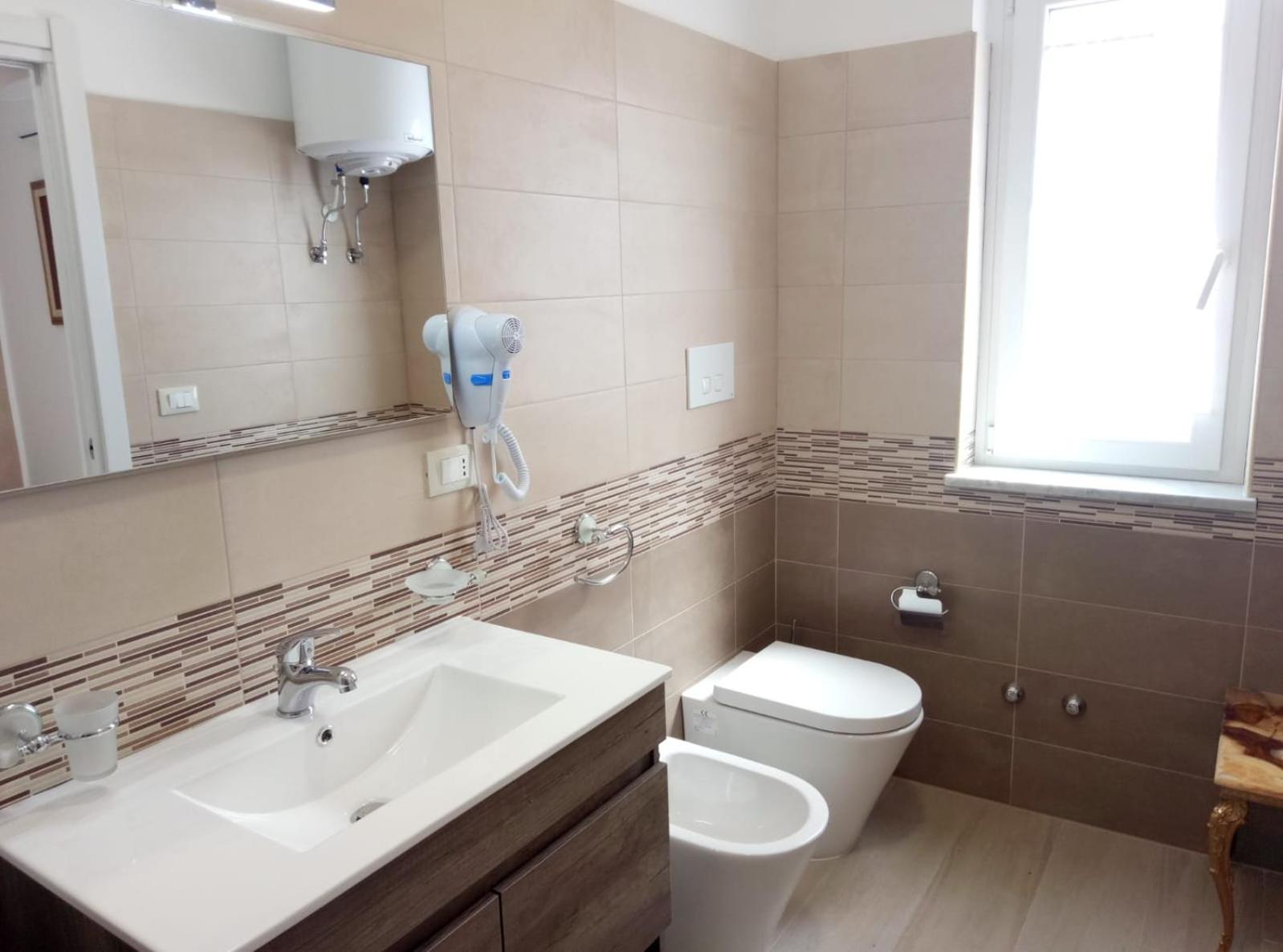 Double Room with Balcony - Photo 5