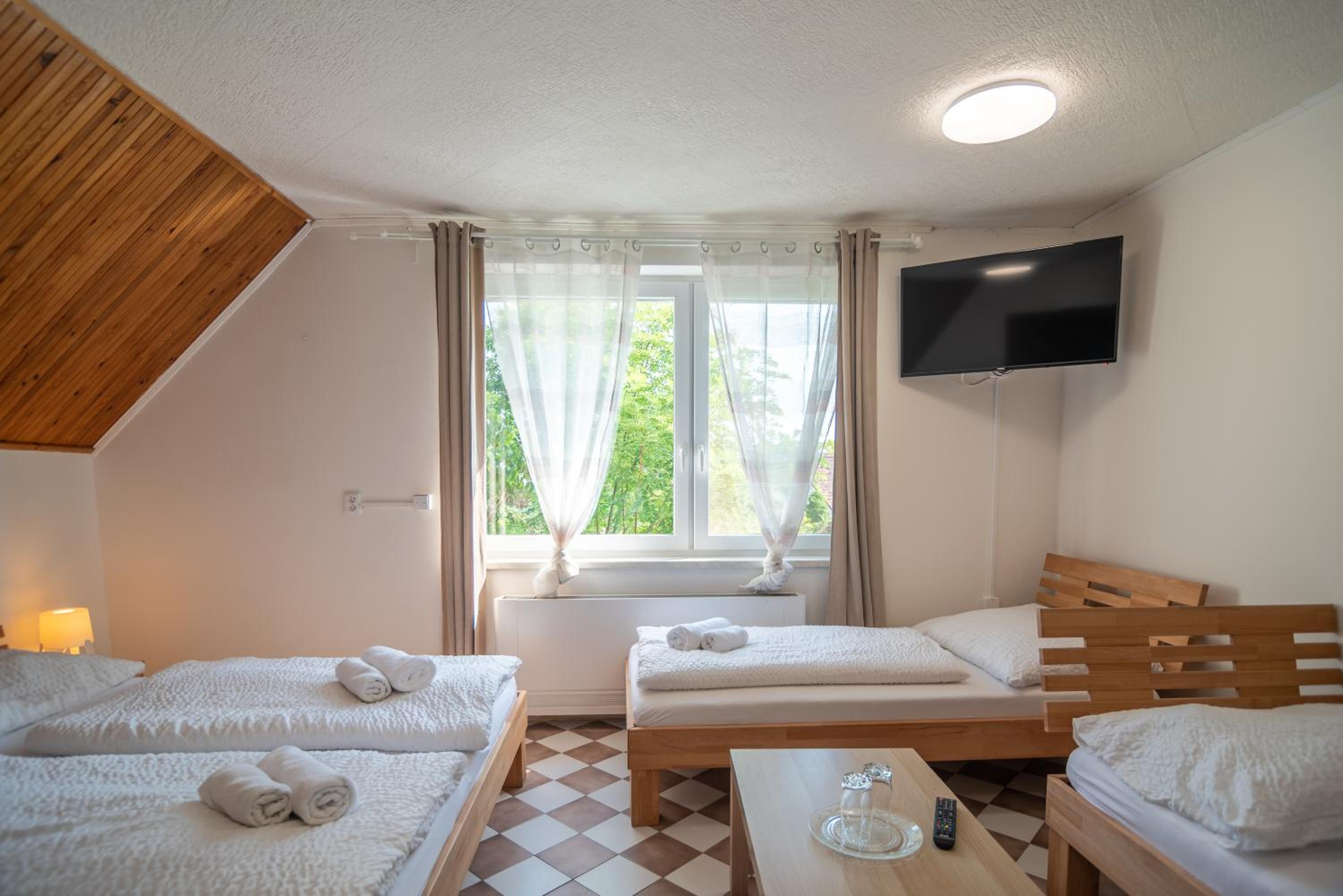 Quadruple Room - Photo 5