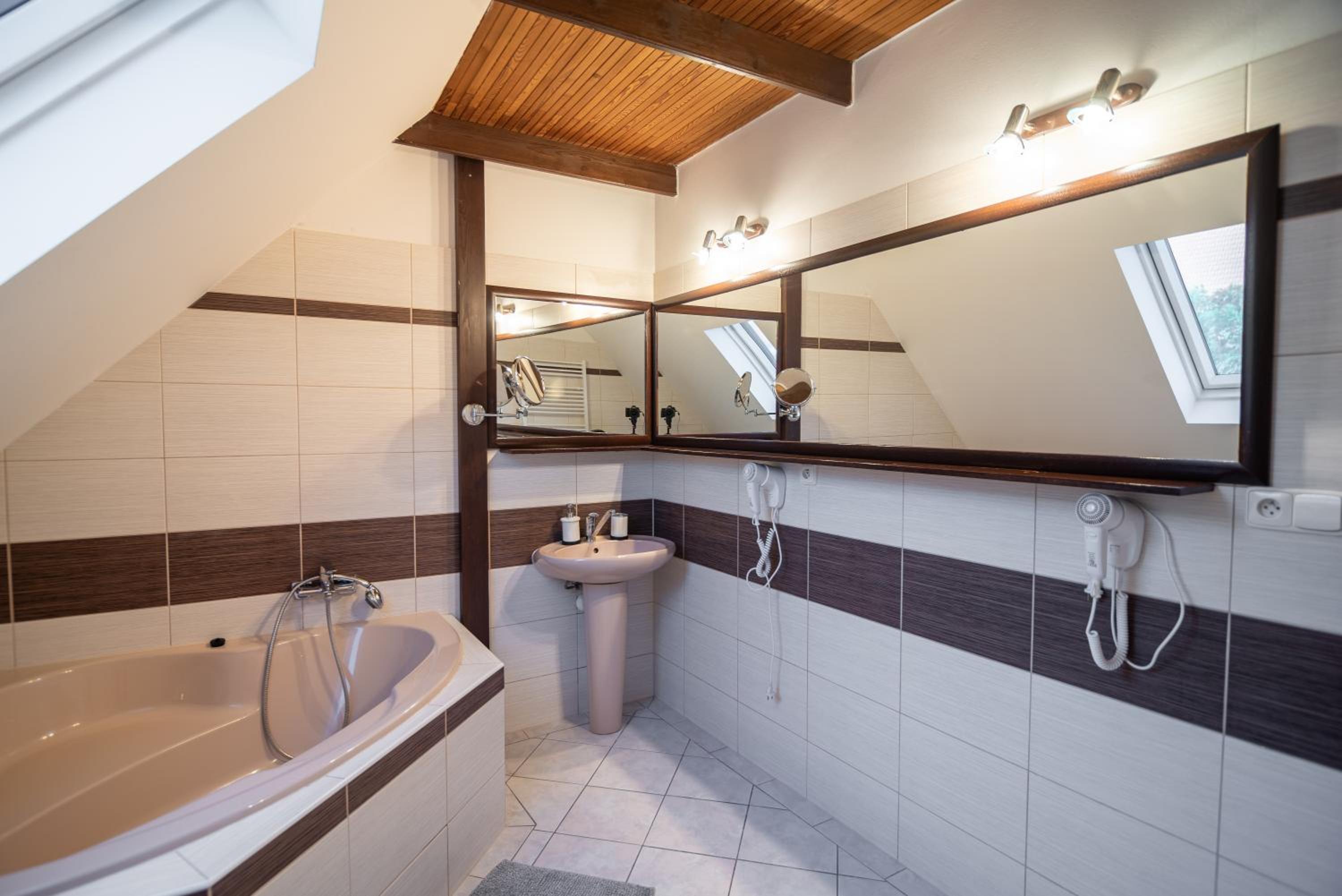 Suite - Photo 9