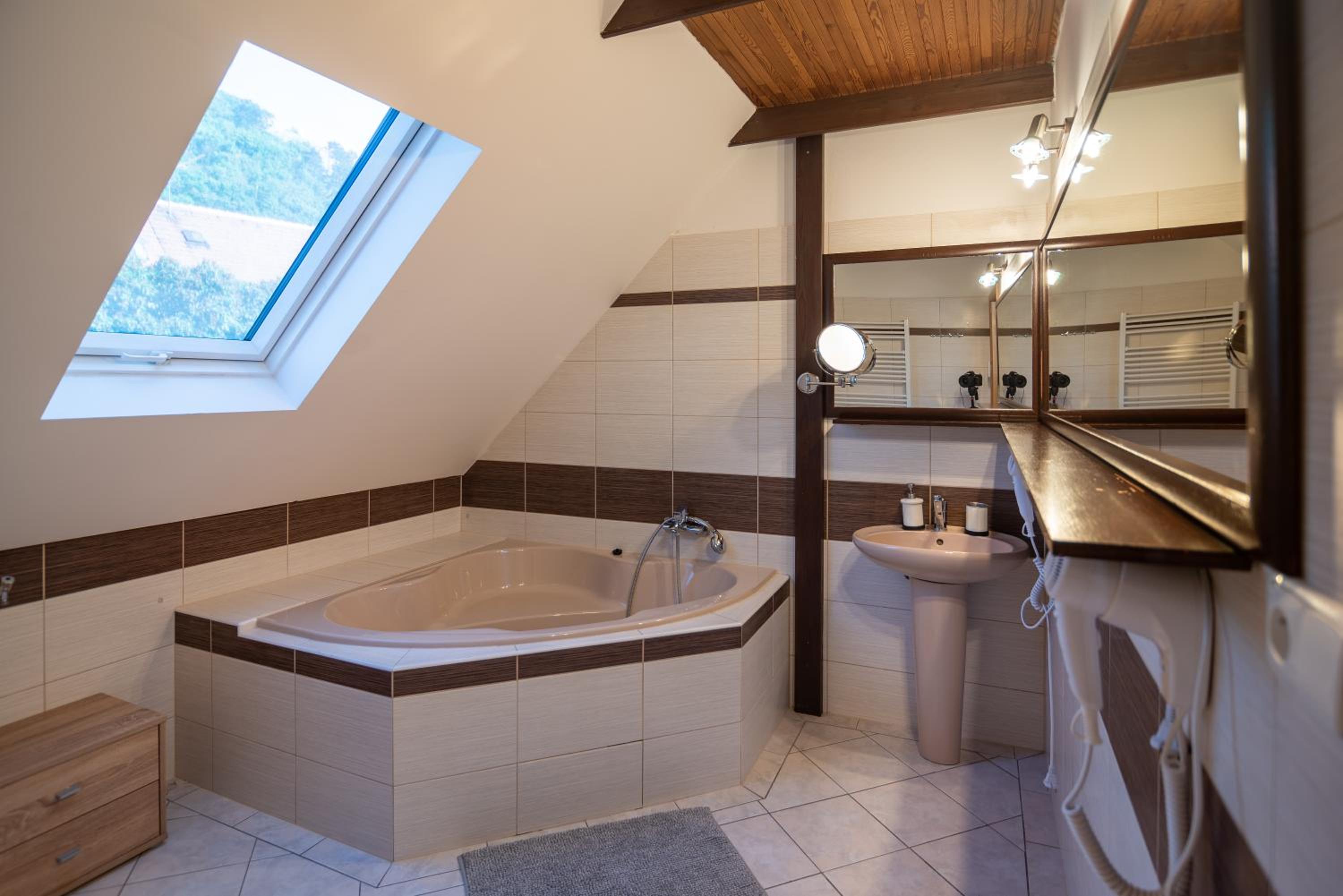 Suite - Photo 1
