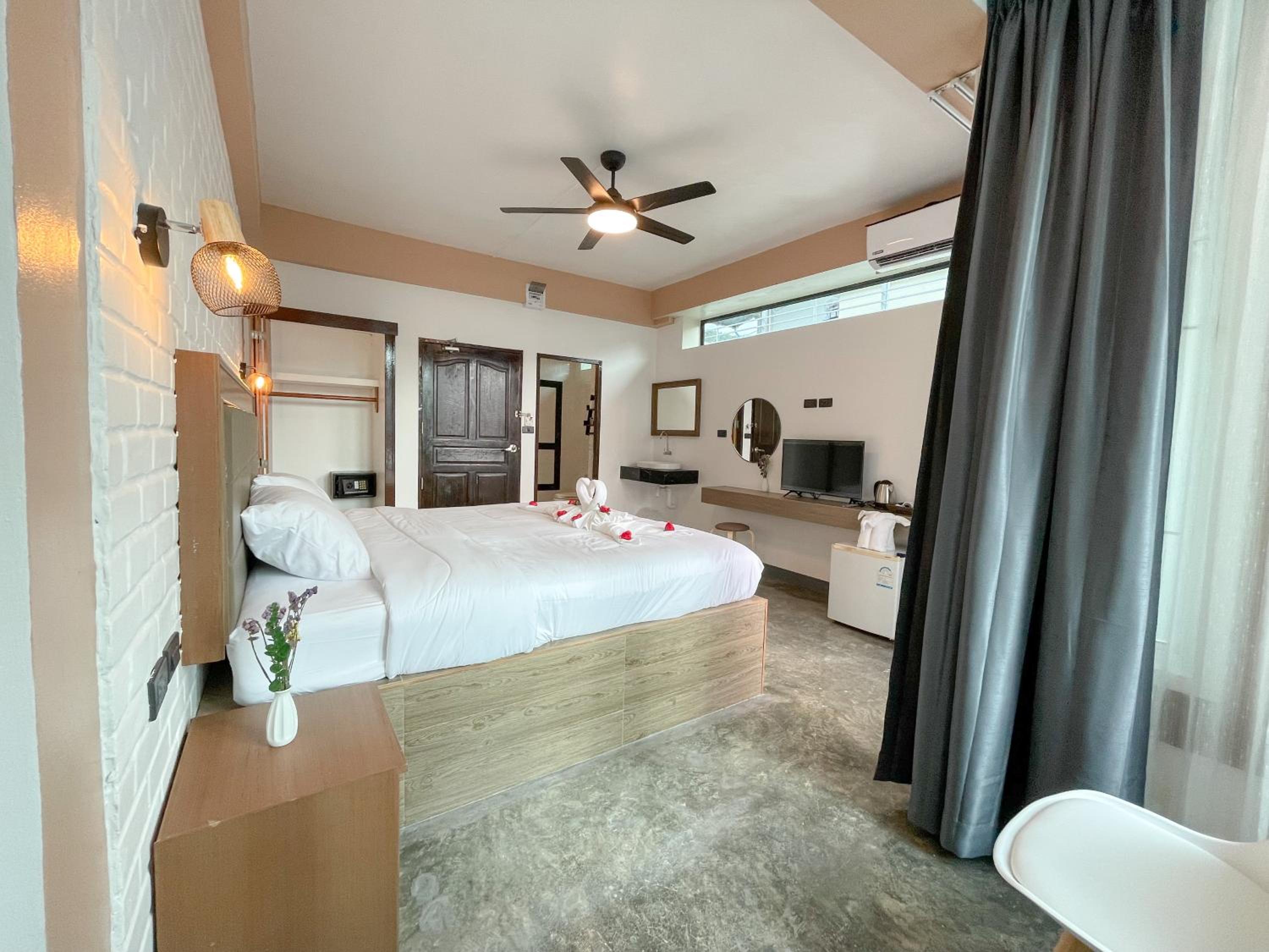 Deluxe King Room - Photo 5