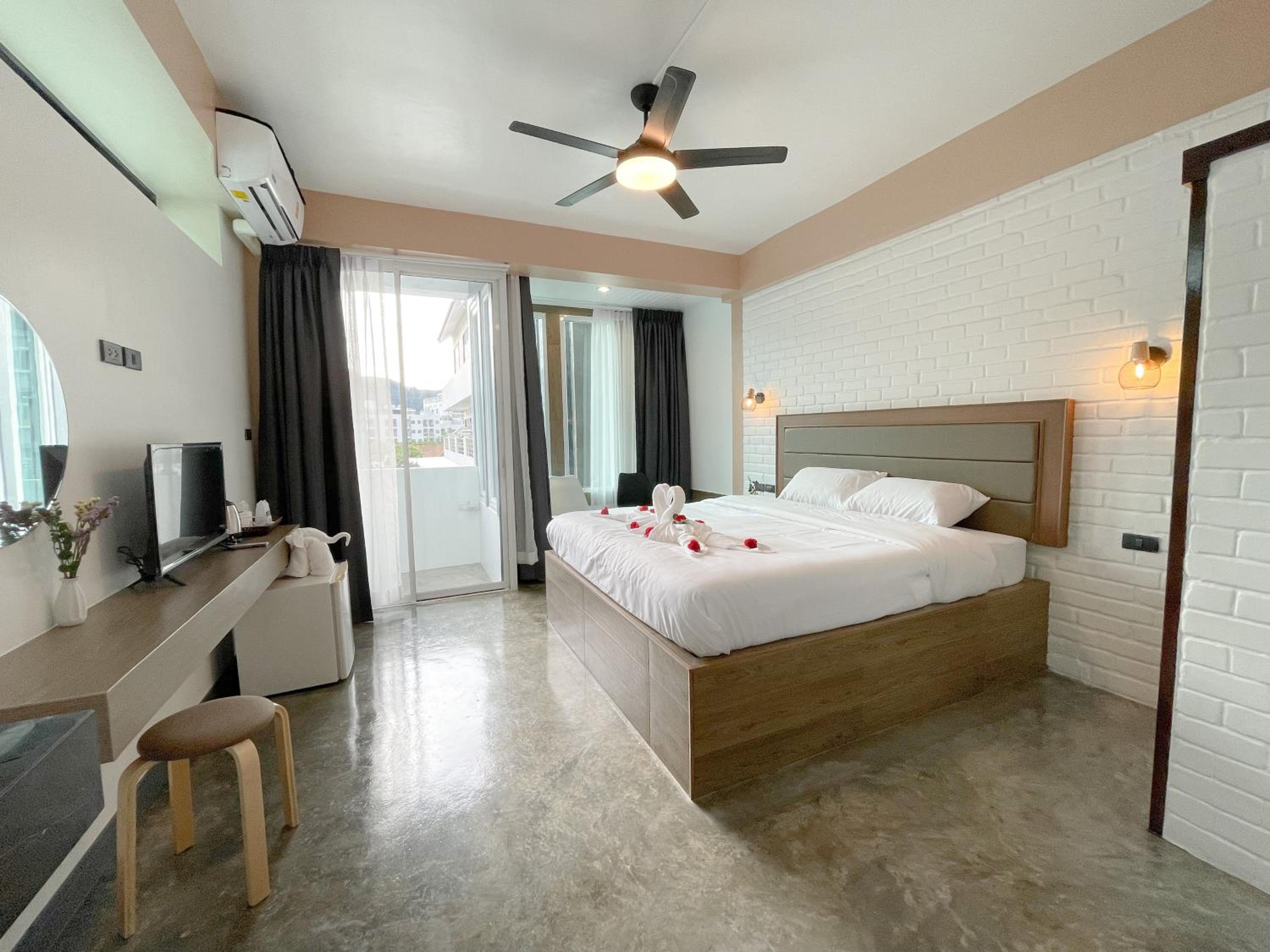 Deluxe King Room - Photo 2