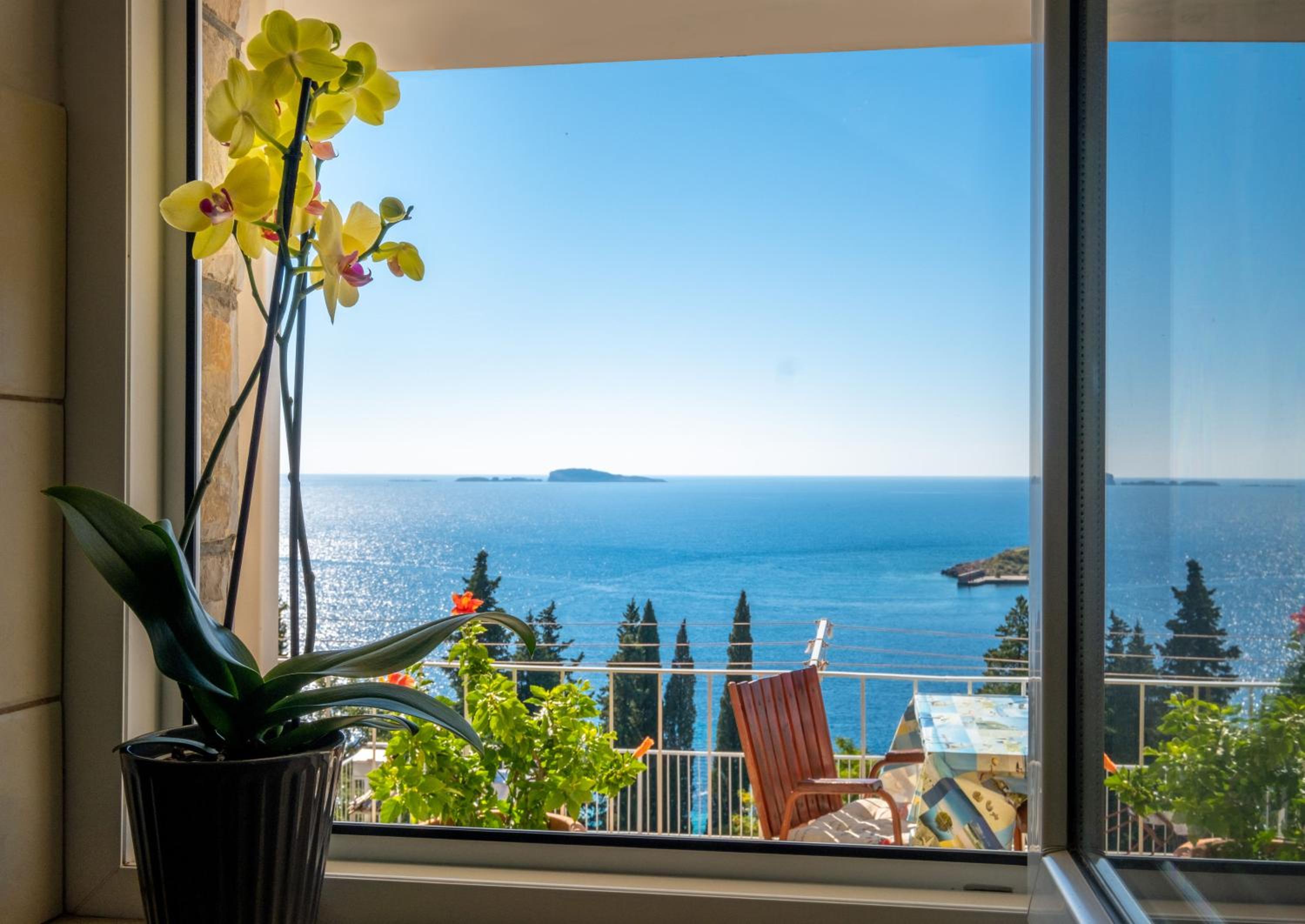 Premium Three-Bedroom Apartment with Terrace and Sea View photo 2