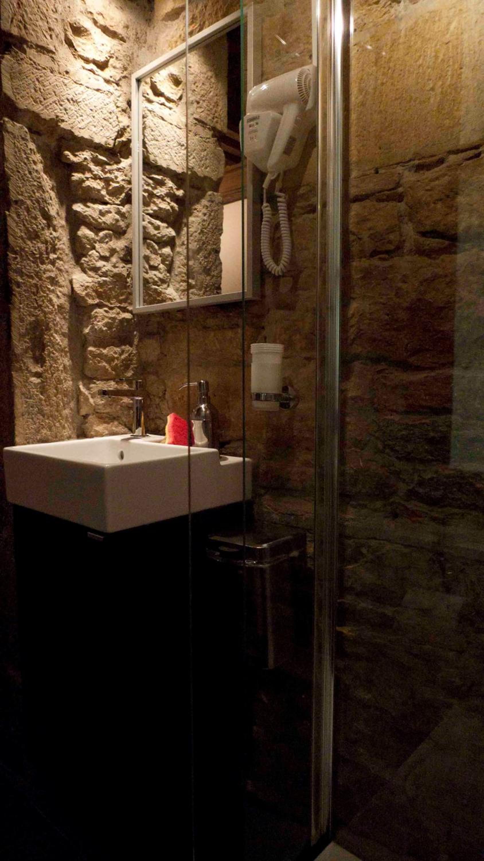 Studio Apartment - Photo 15