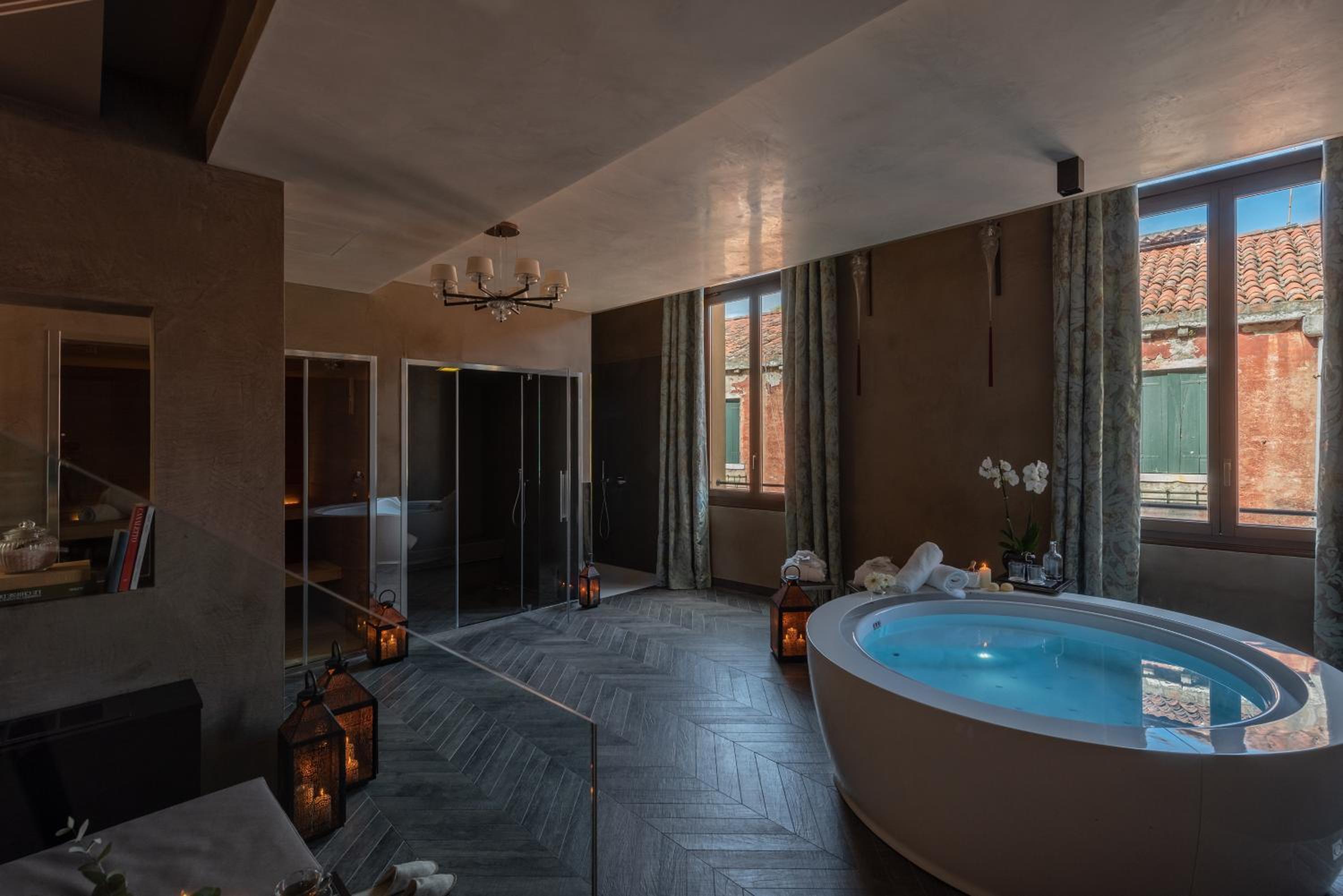 Luxury Suite with Private Spa photo 3