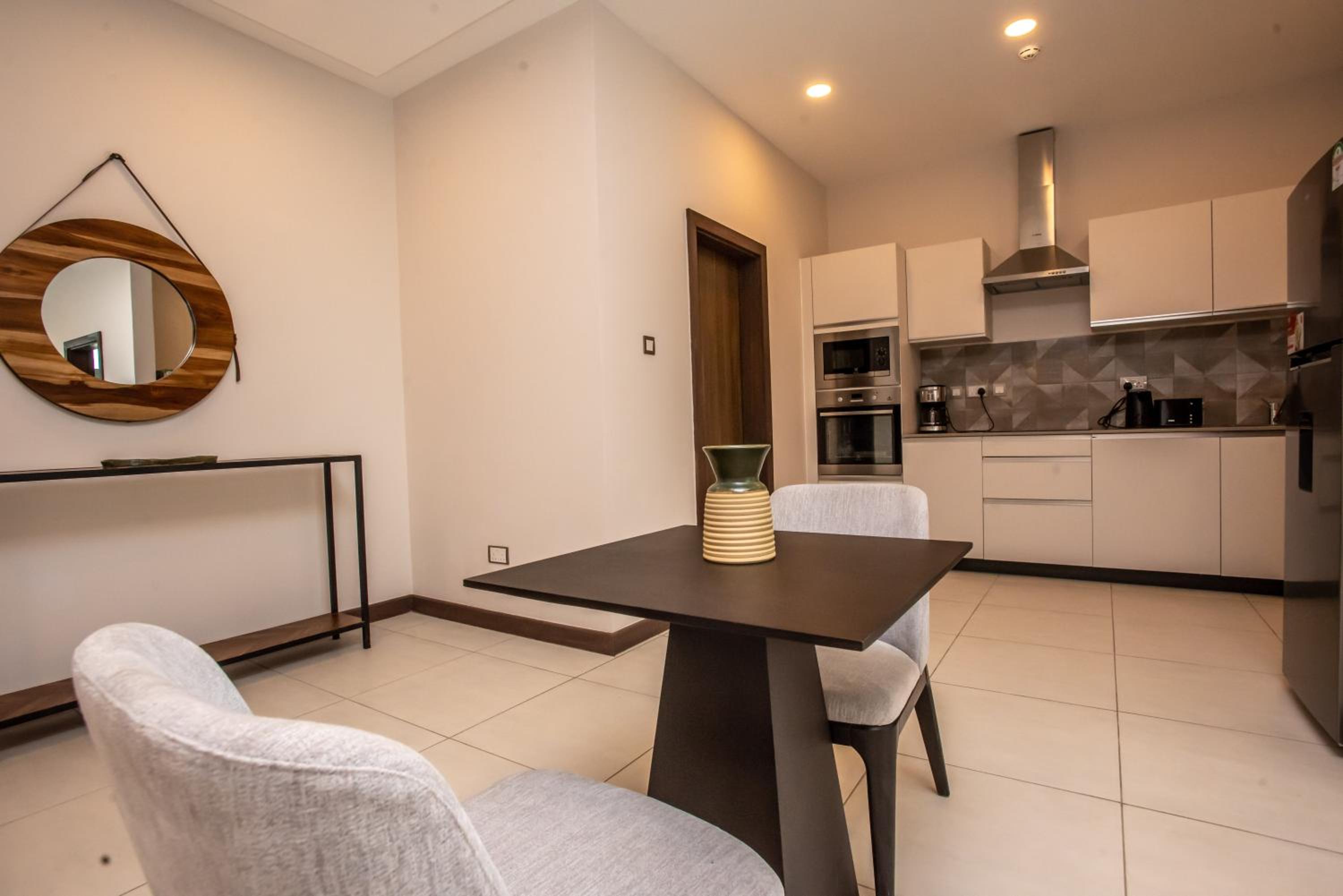 One Bedroom Standard Suite thumbnail 5