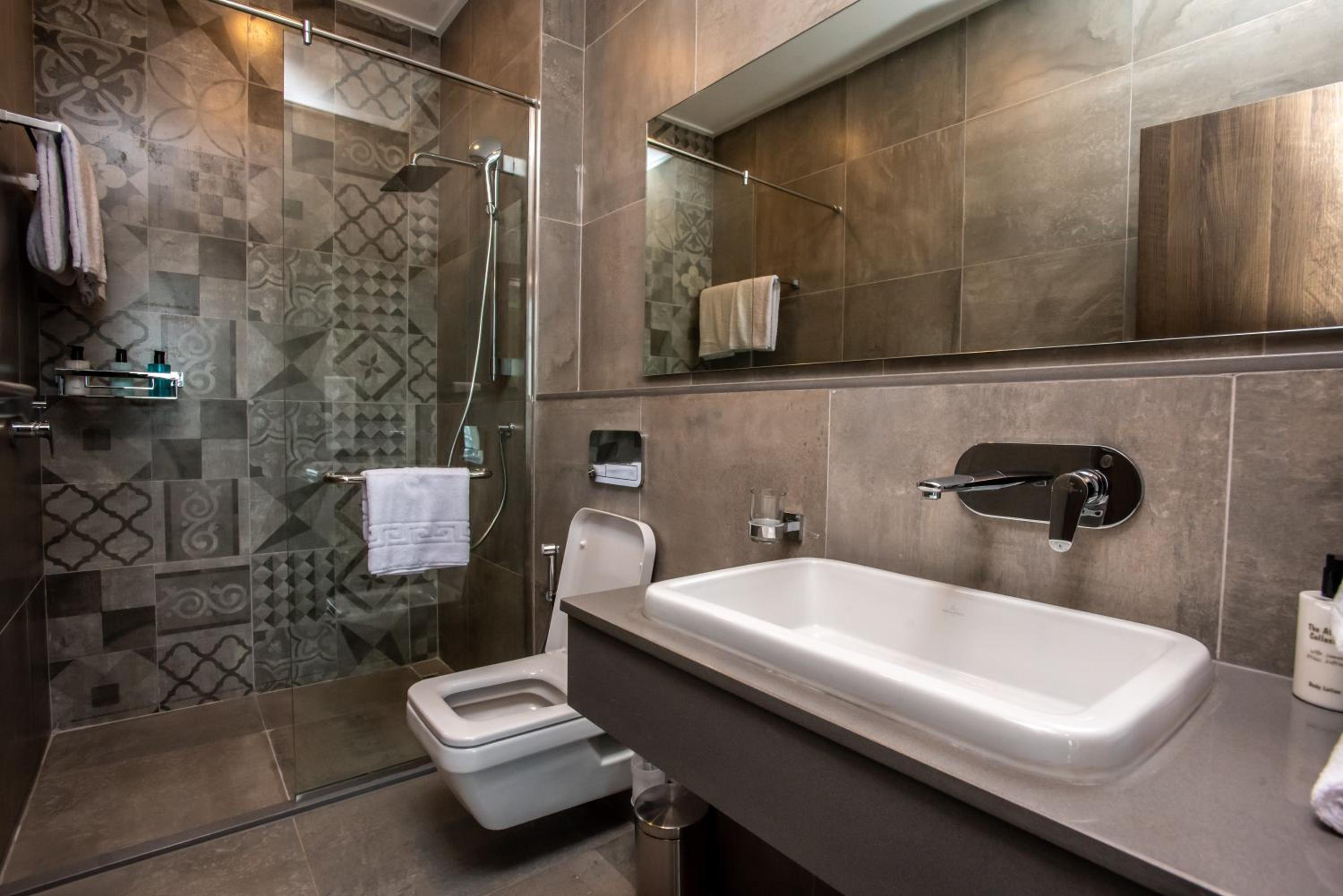 One Bedroom Standard Suite thumbnail 6
