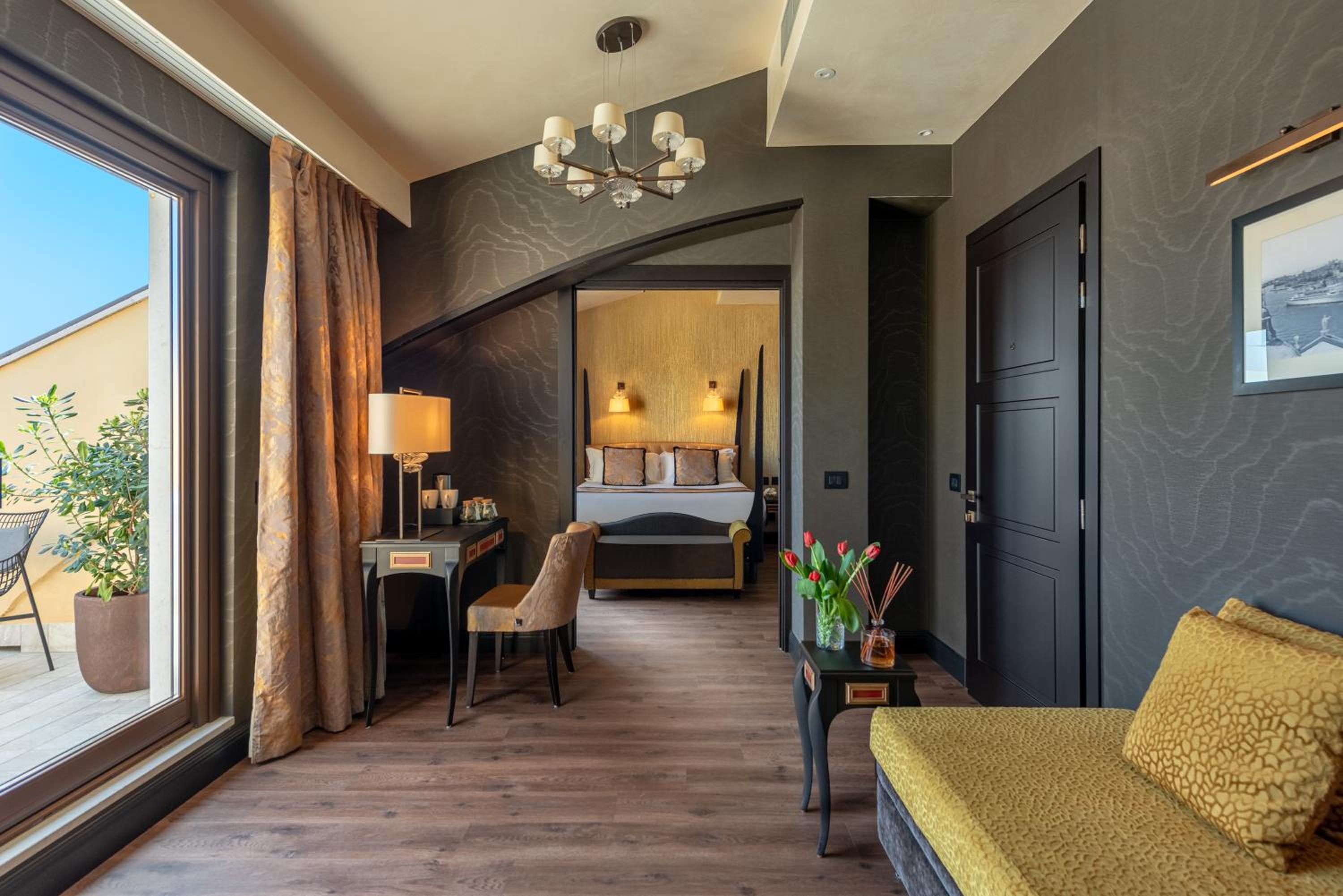Panoramic Suite with Outdoor Jacuzzi photo 3