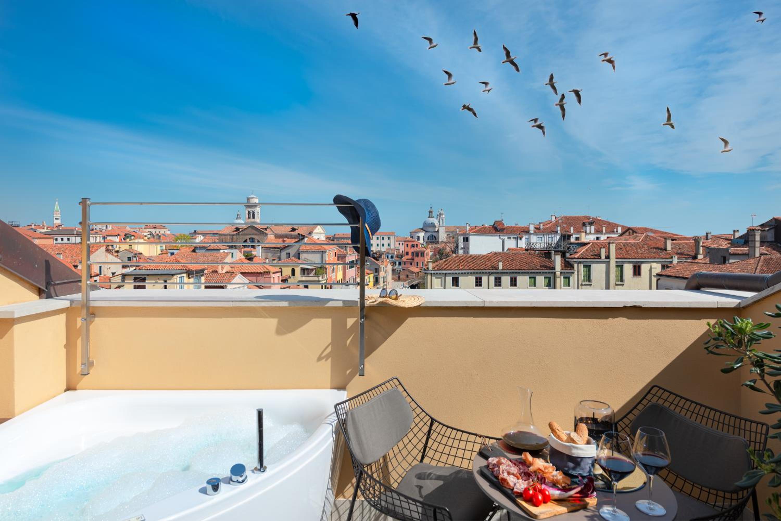 Panoramic Suite with Outdoor Jacuzzi photo 2