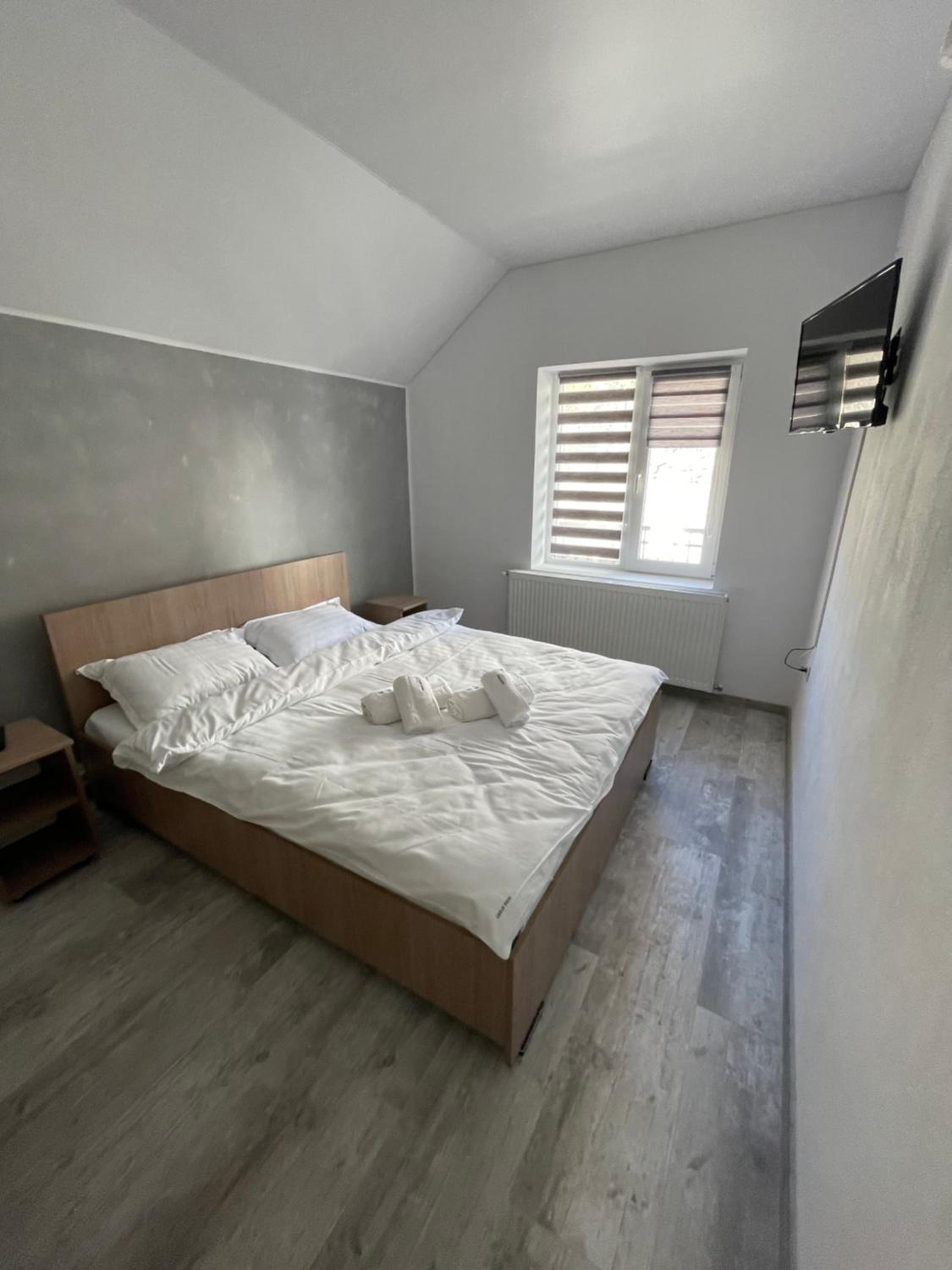 Six-Bedroom House photo 3