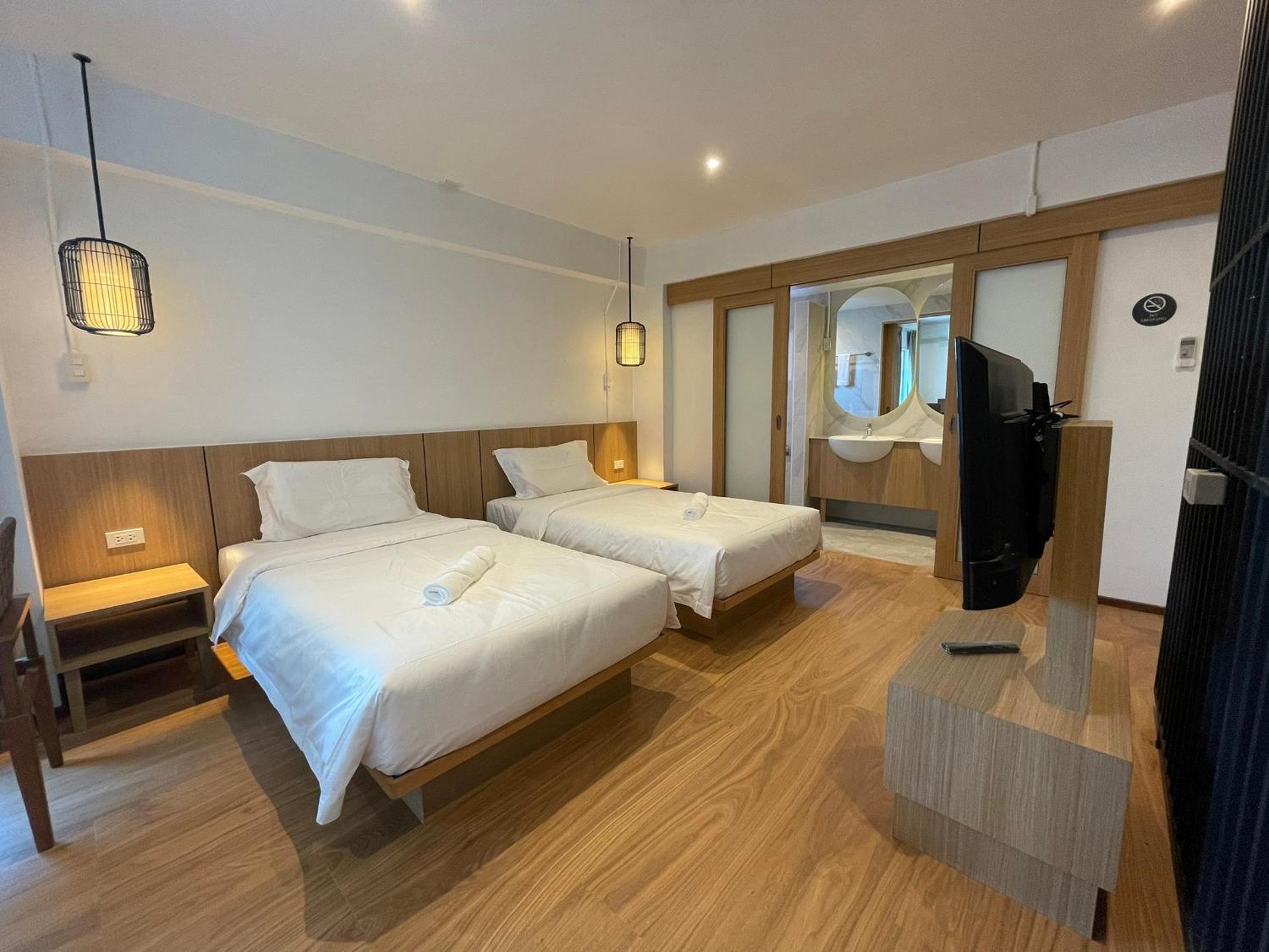 Twin Room with Private Bathroom - Photo 4