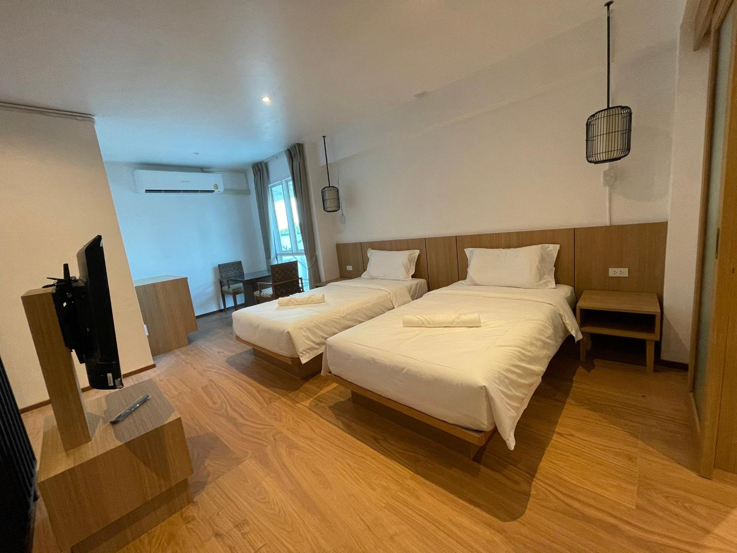 Twin Room with Private Bathroom - Photo 5