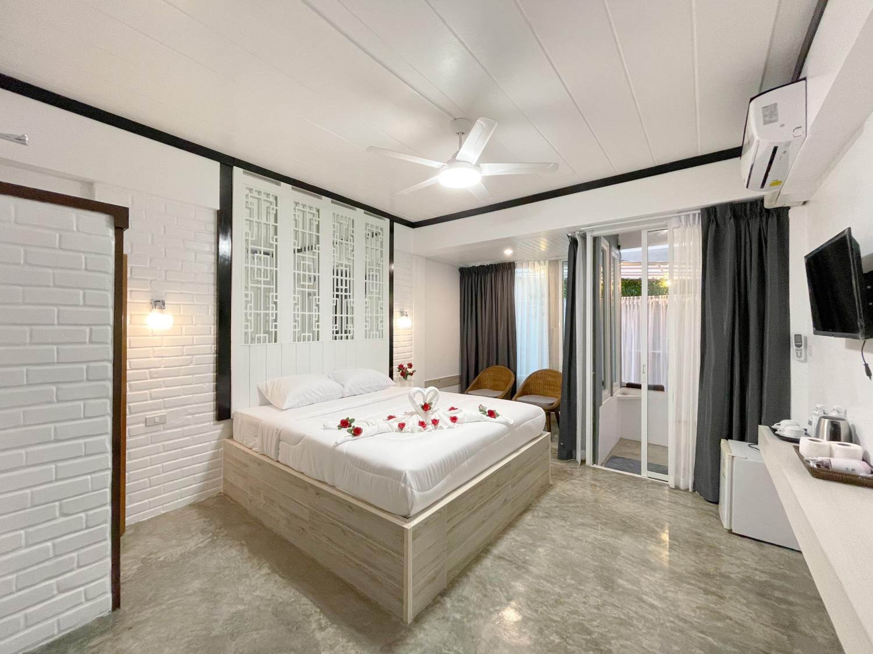 Deluxe Double Room with Bath - Photo 8