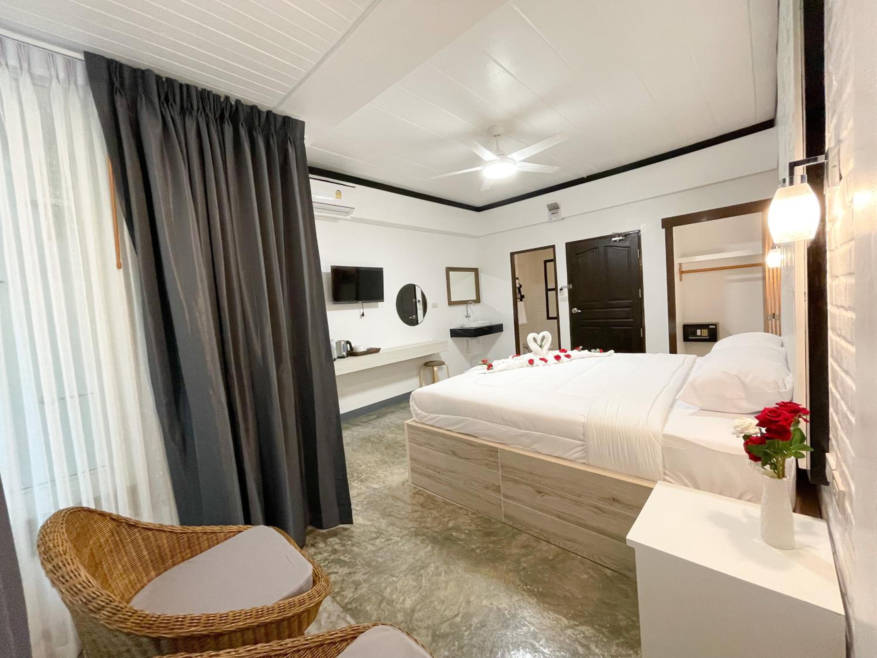 Deluxe Double Room with Bath - Photo 3