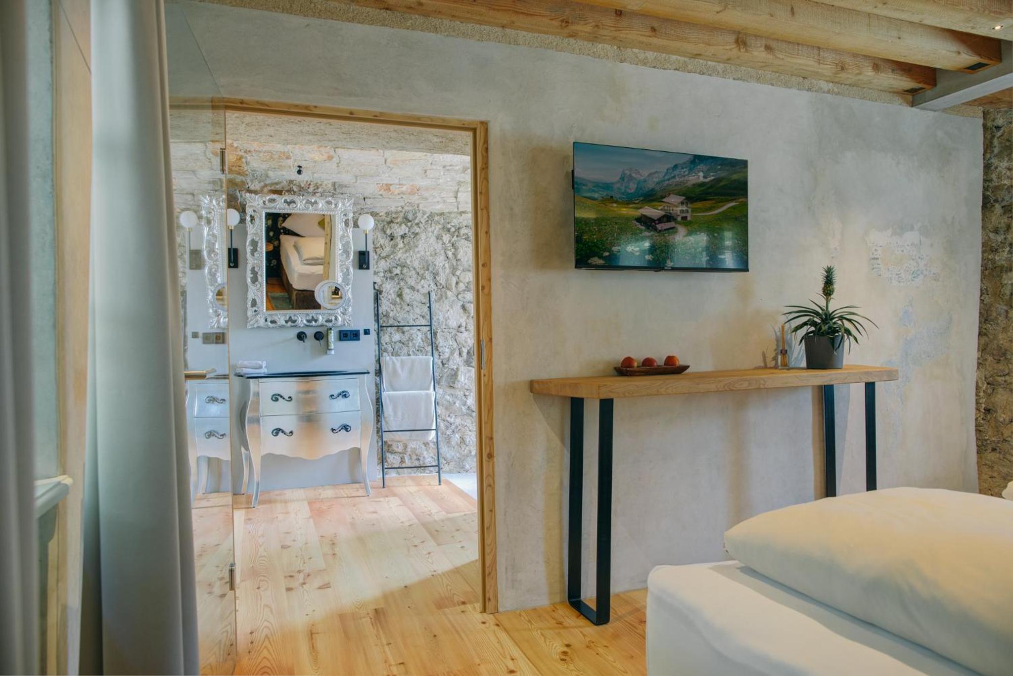 Suite with Mountain View - Photo 4