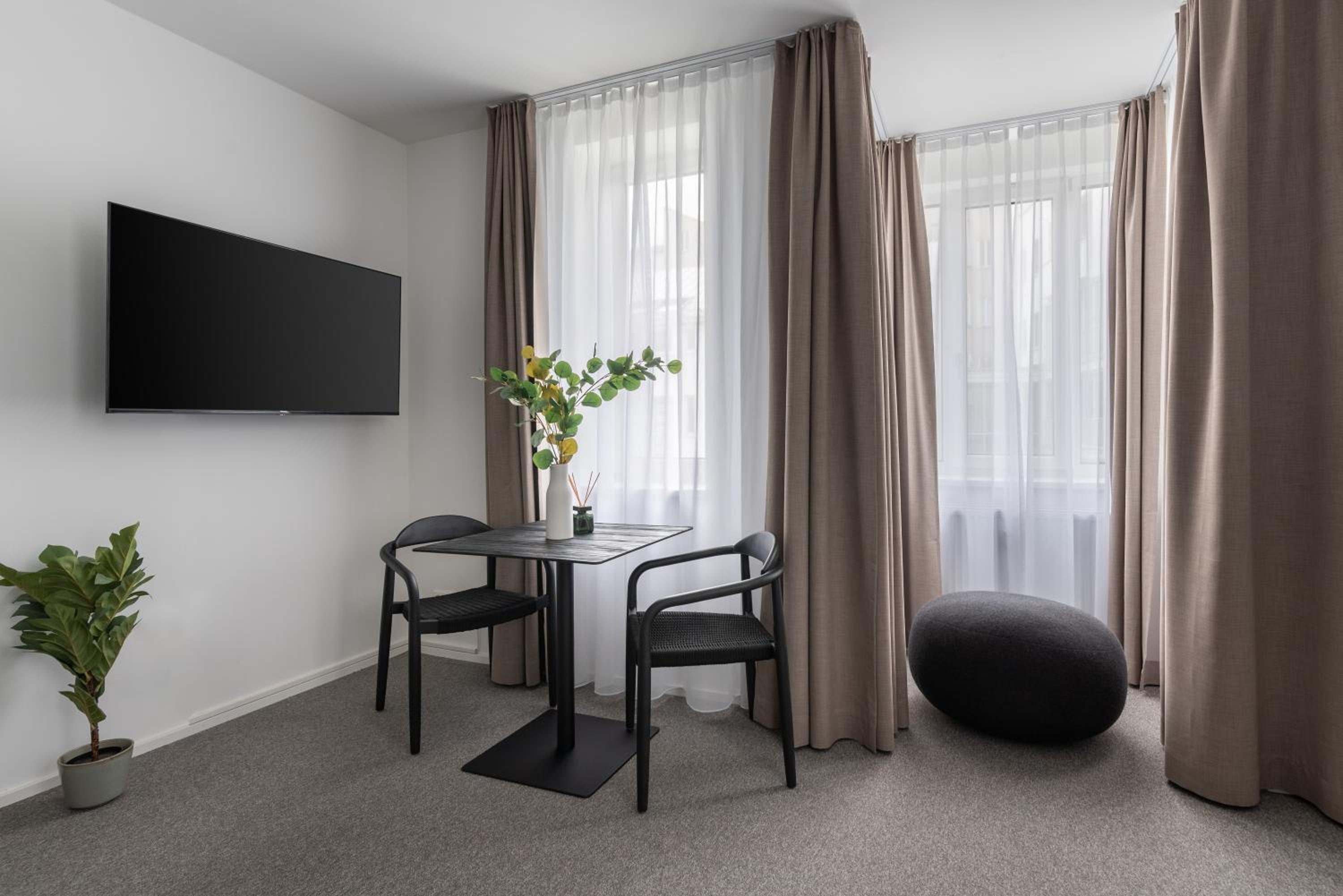 Suite L photo 2
