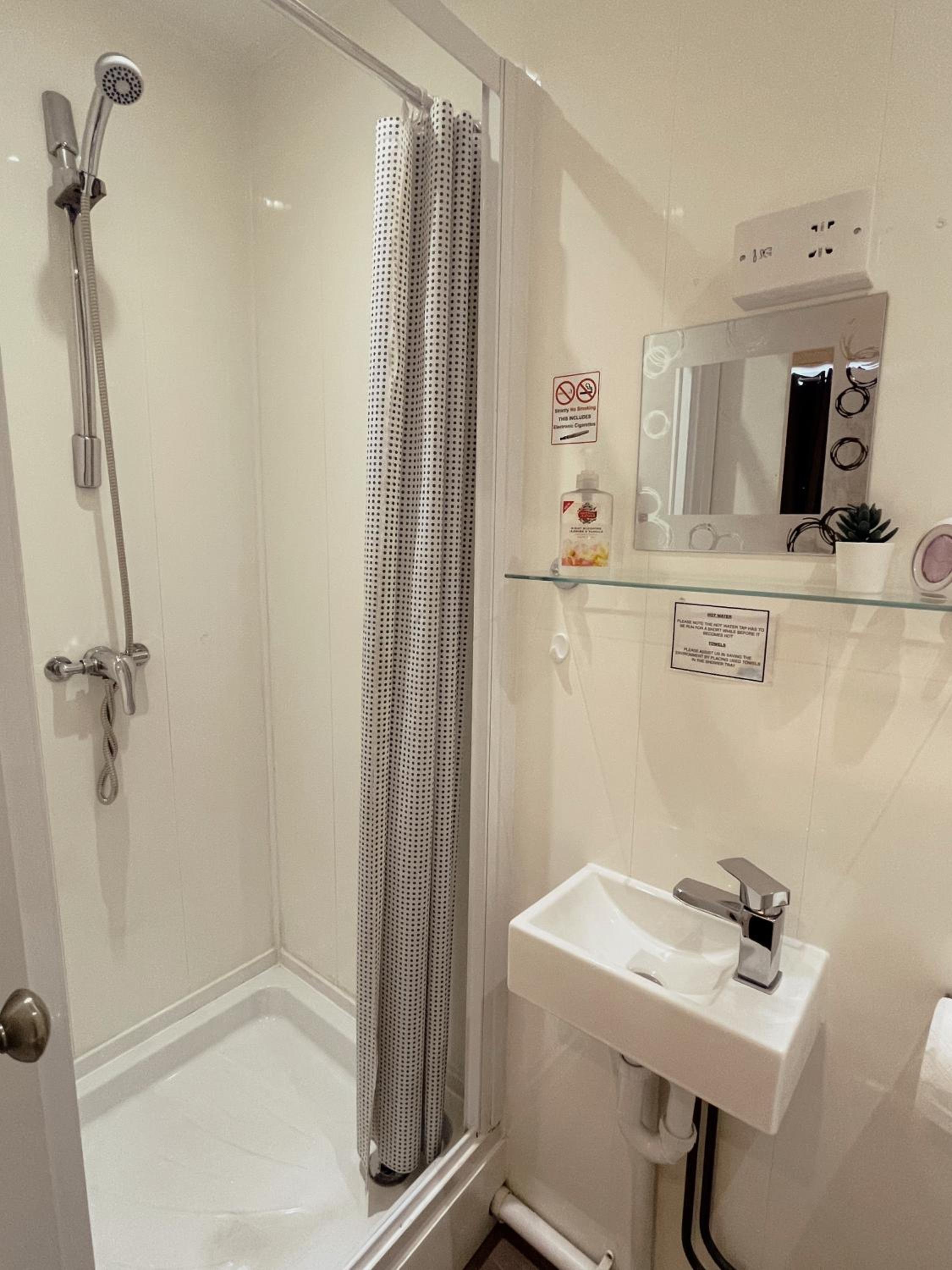 Double Room with Private Bathroom - Photo 6