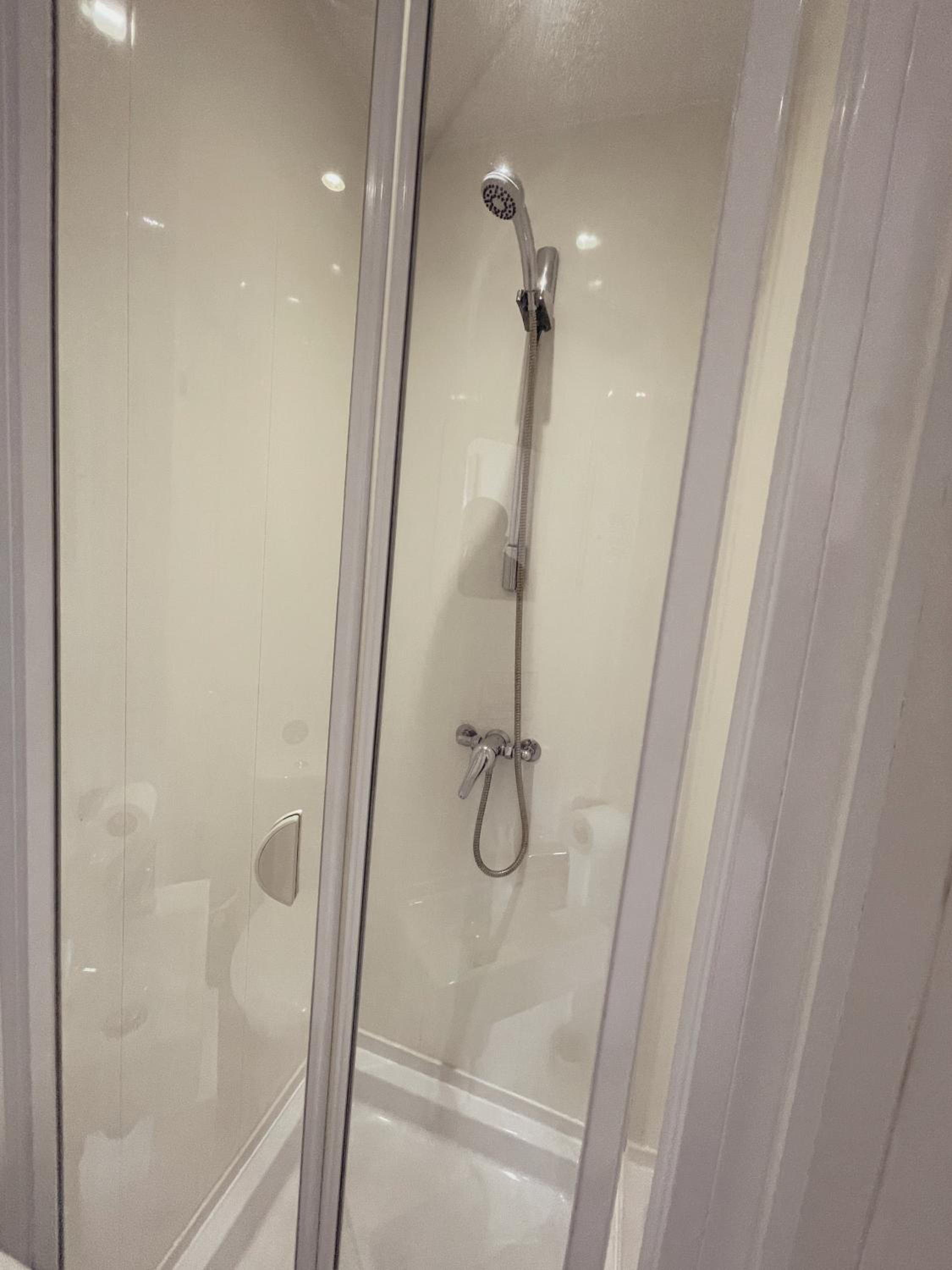 Double Room with Private Bathroom - Photo 8