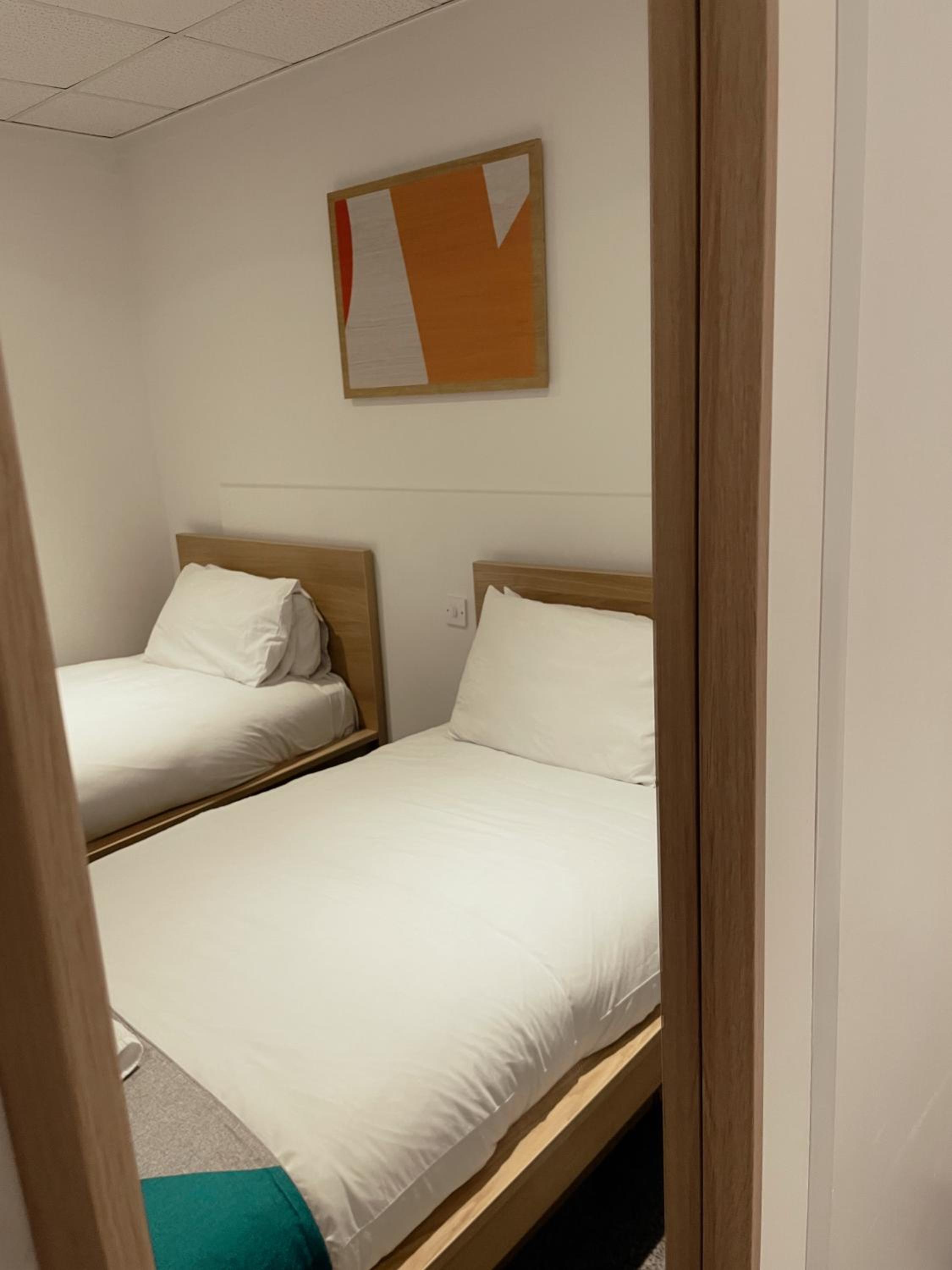 Standard Twin Room - Photo 3