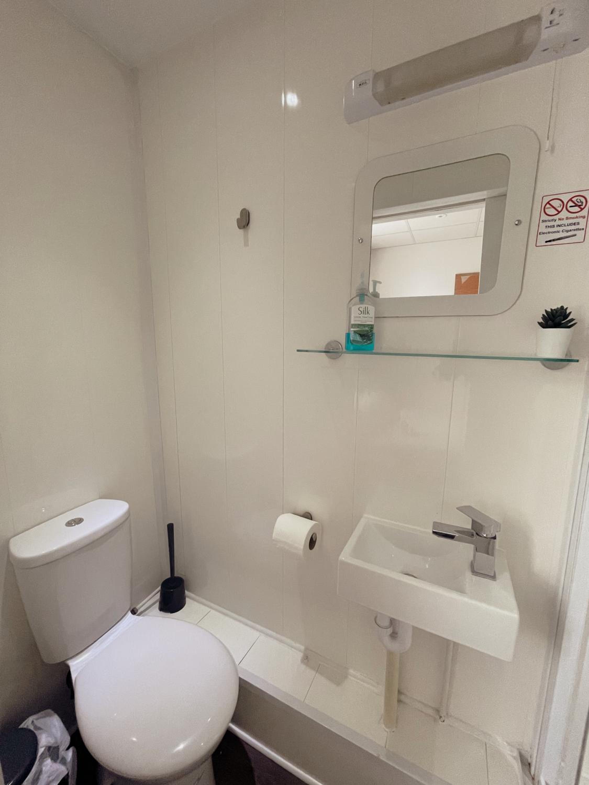 Double Room with Private Bathroom - Photo 9