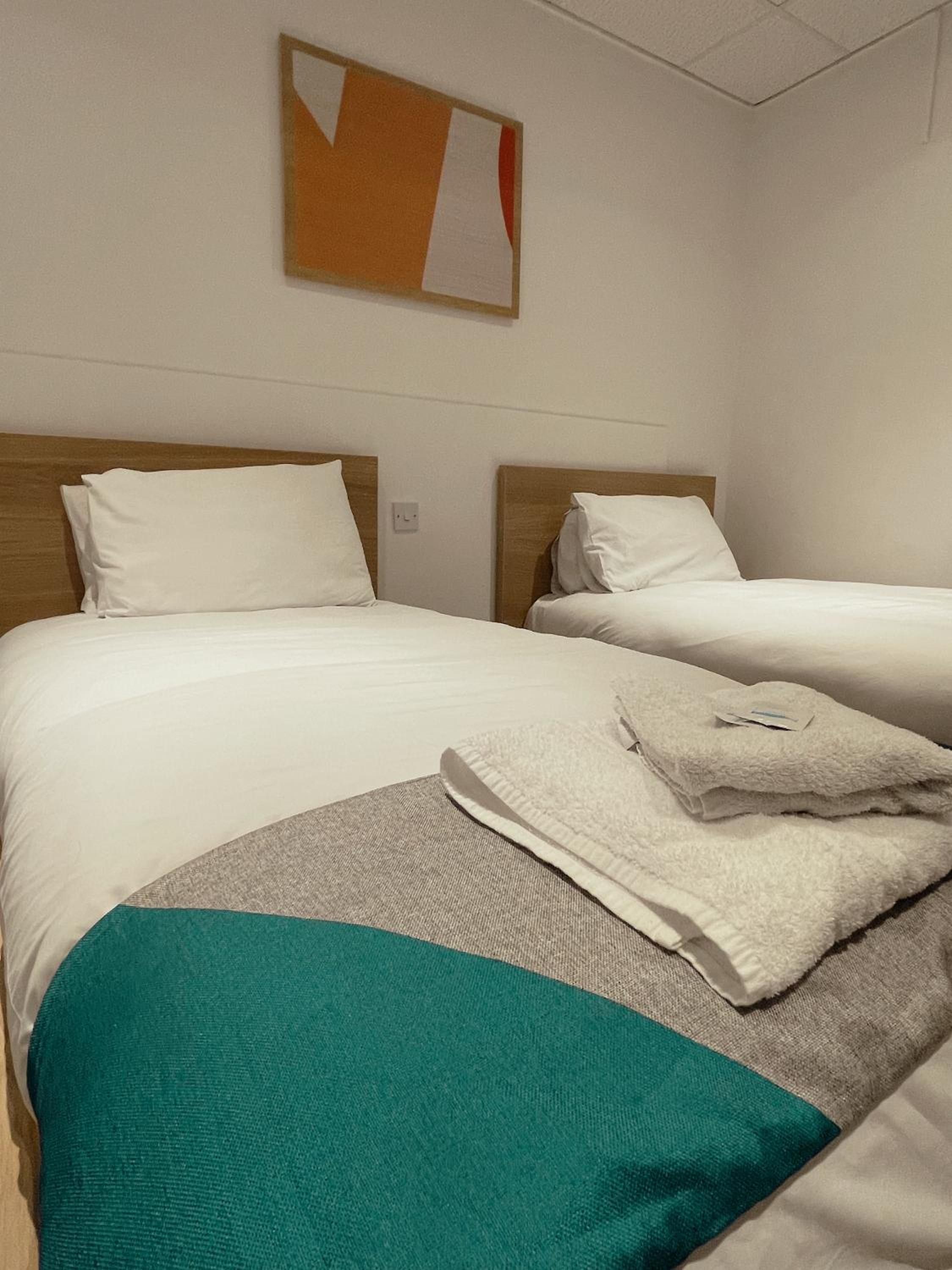 Twin Room with Private Bathroom - Photo 7