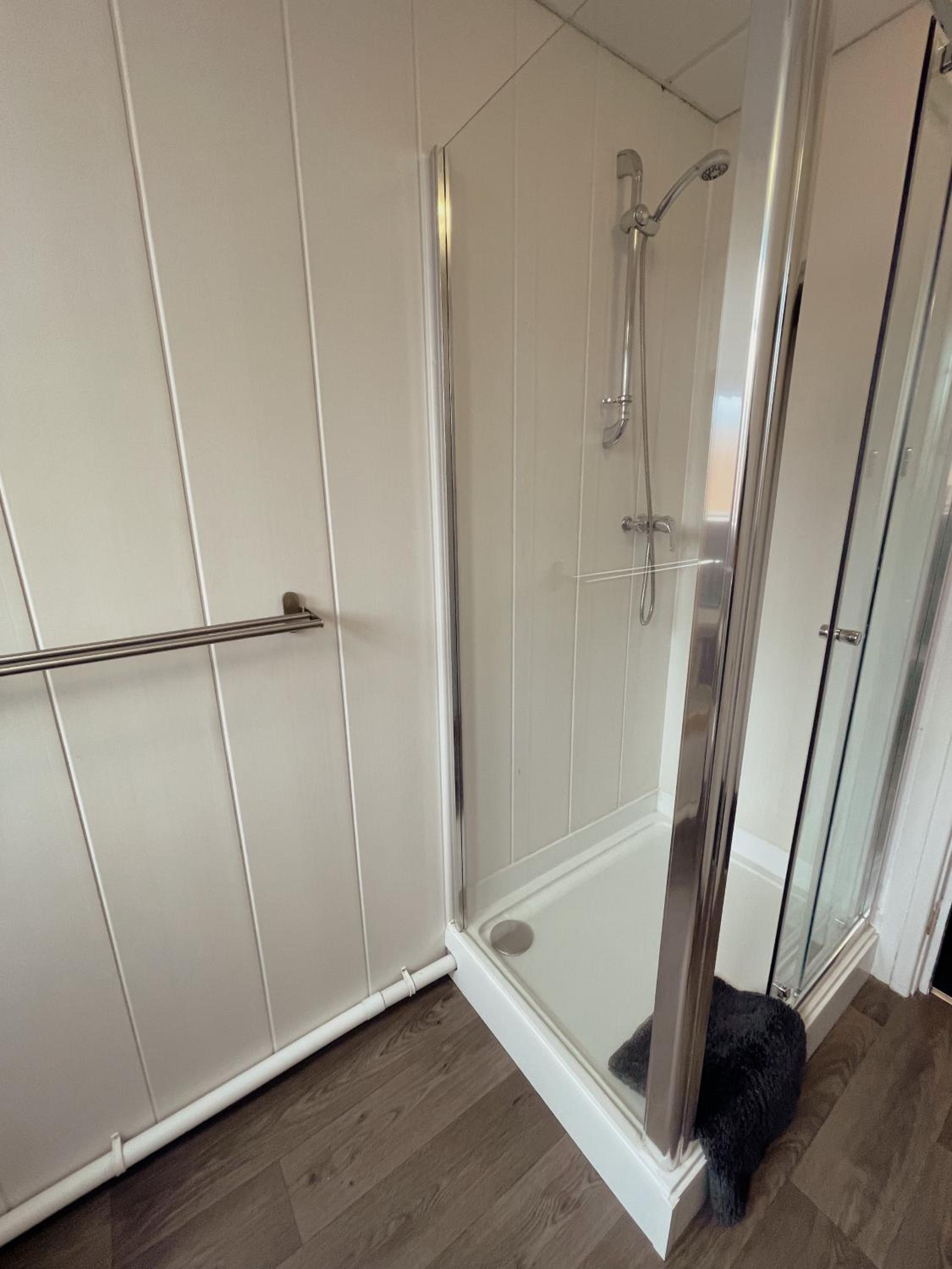 Standard Twin Room - Photo 9