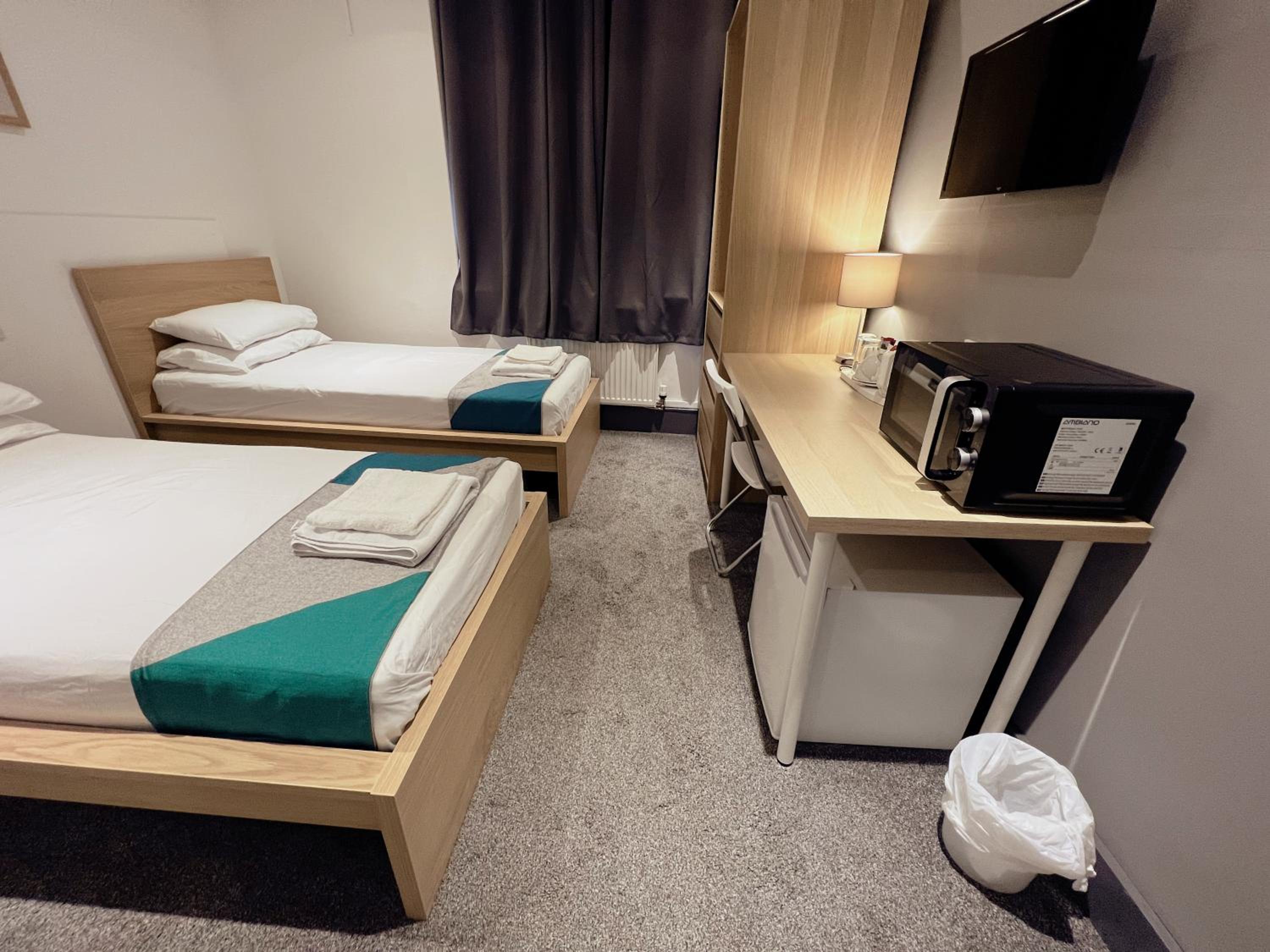 Twin Room with Private Bathroom - Photo 8
