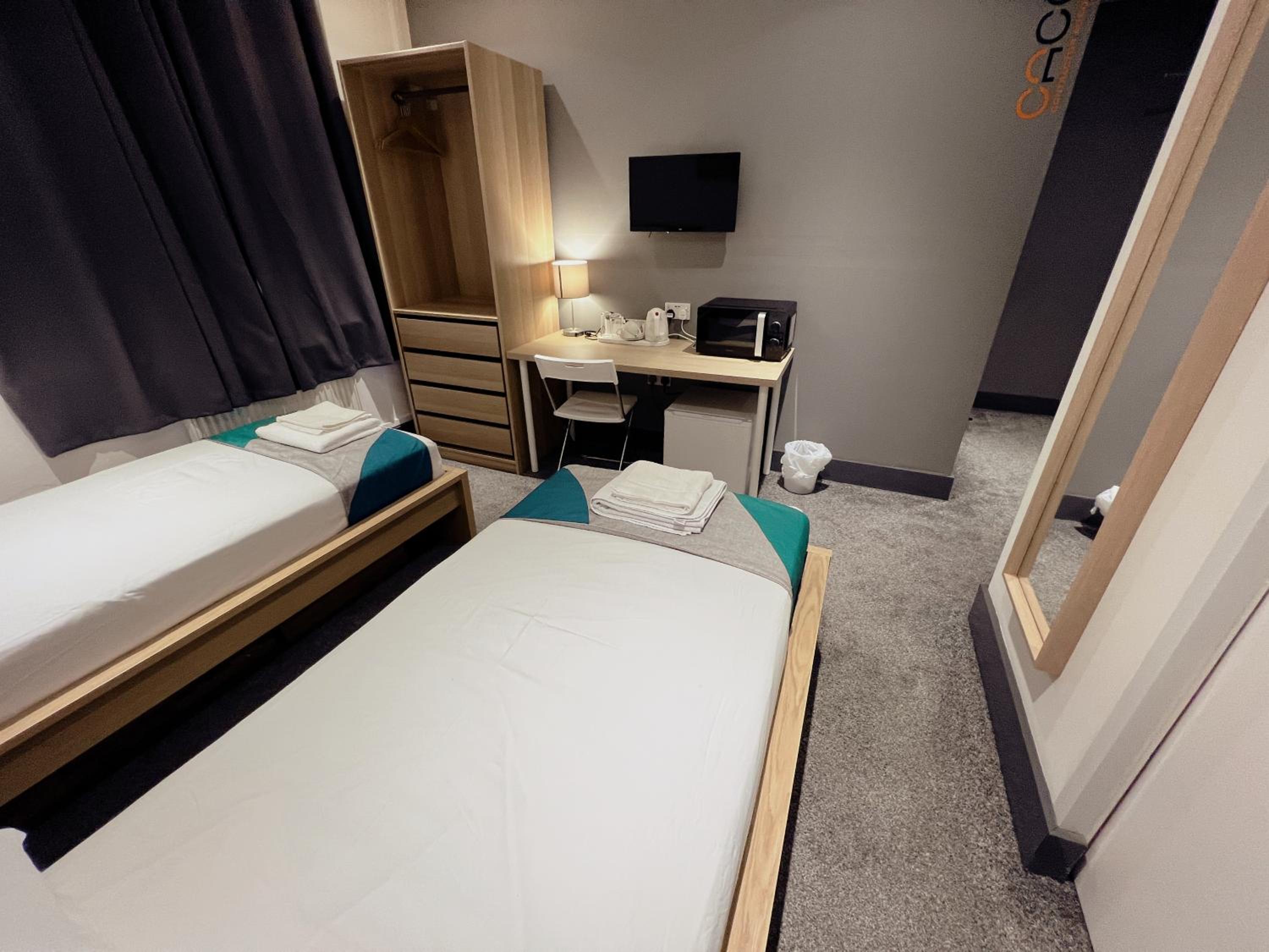 Twin Room with Private Bathroom - Photo 9