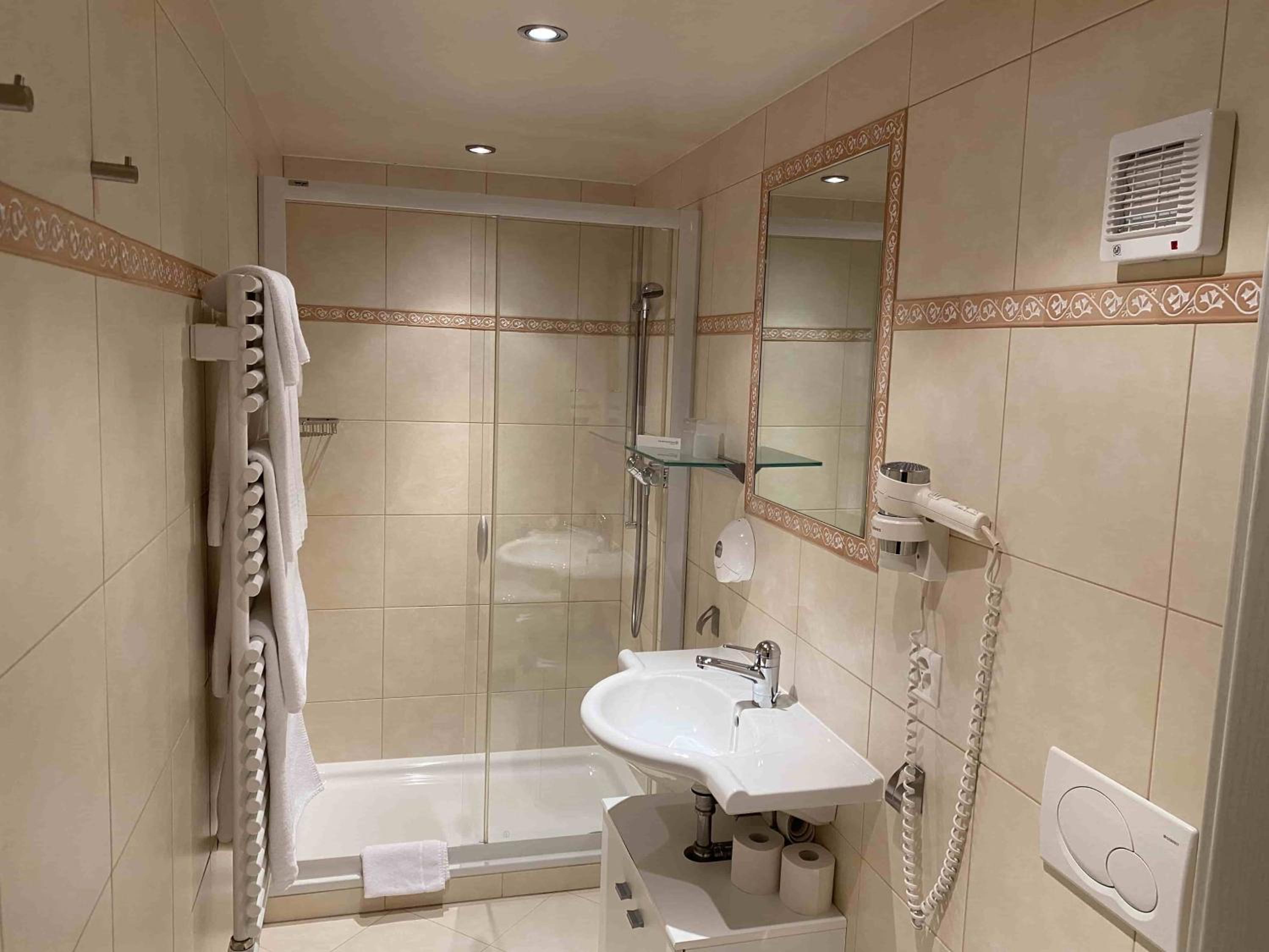 Superior Twin Room with Lake View photo 2
