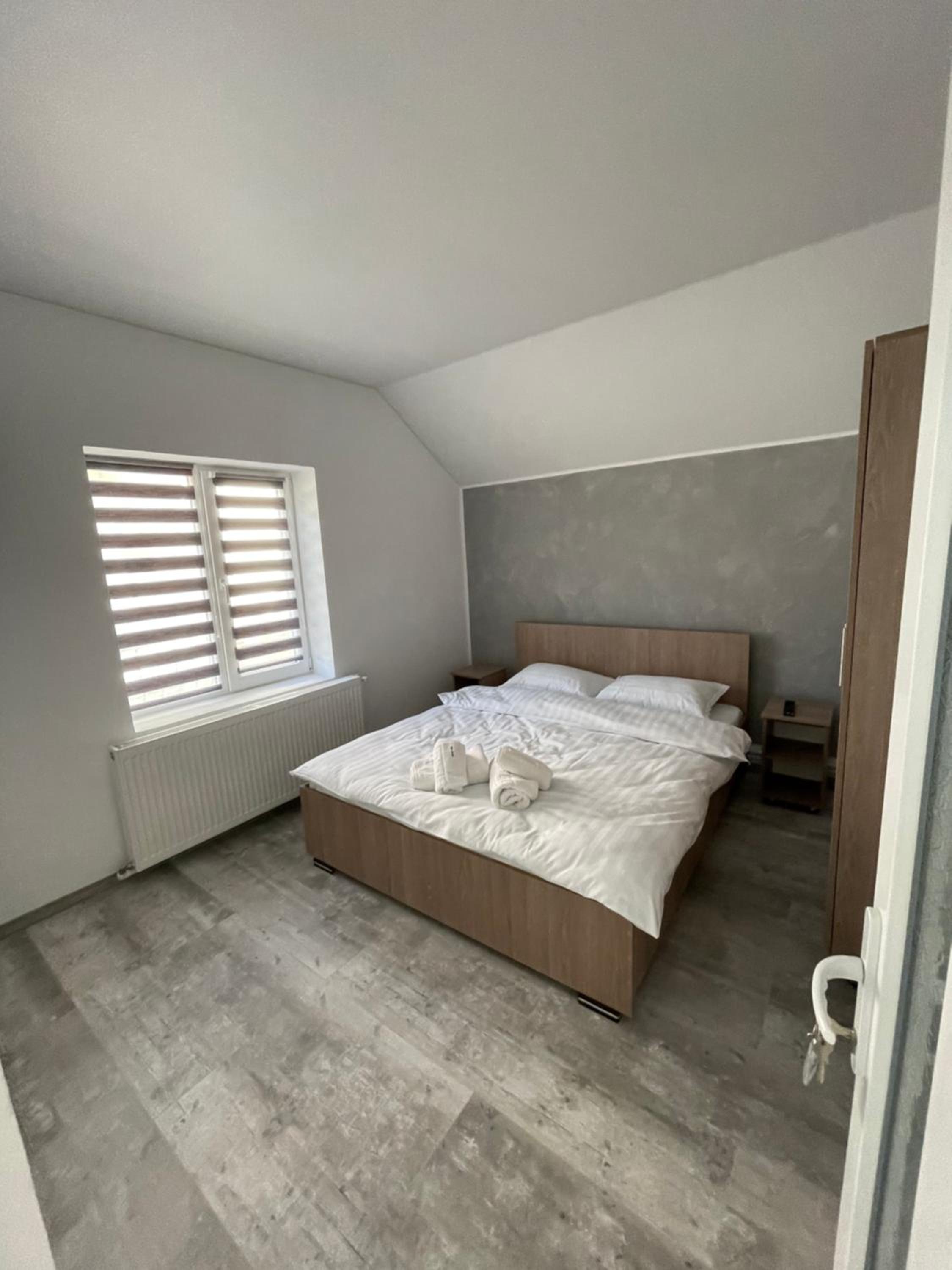 Six-Bedroom House photo 2