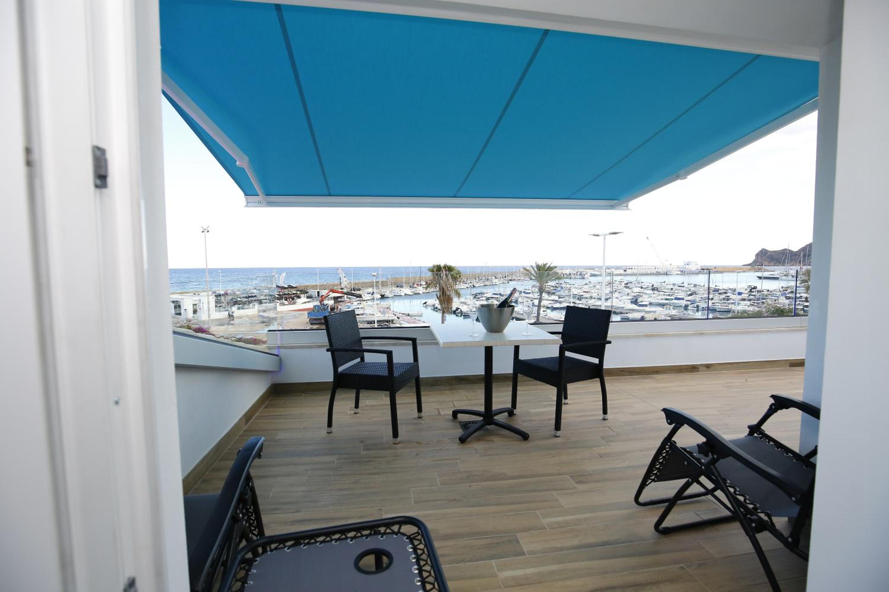 Superior Suite with Sea View - Photo 8