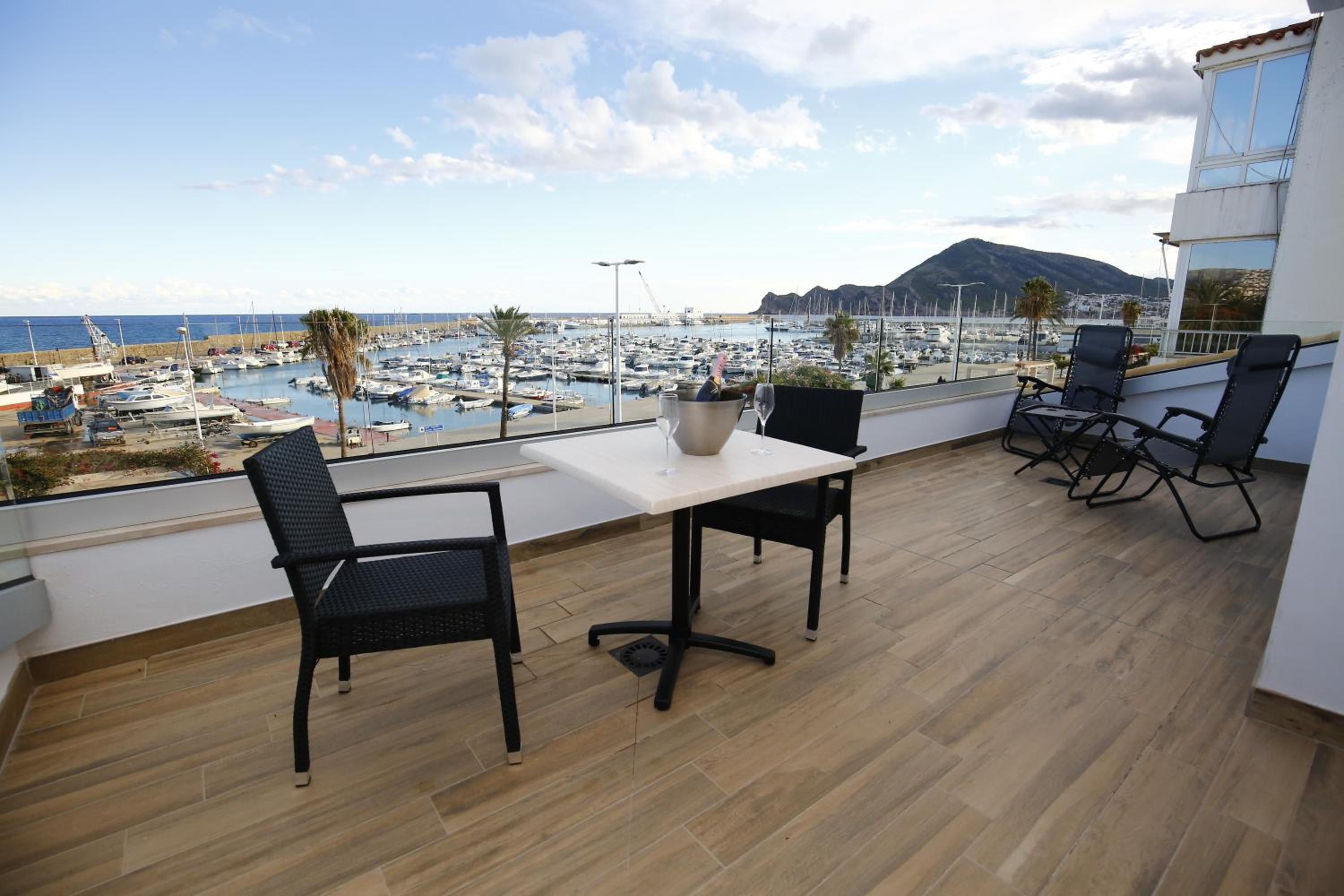 Superior Suite with Sea View - Photo 9