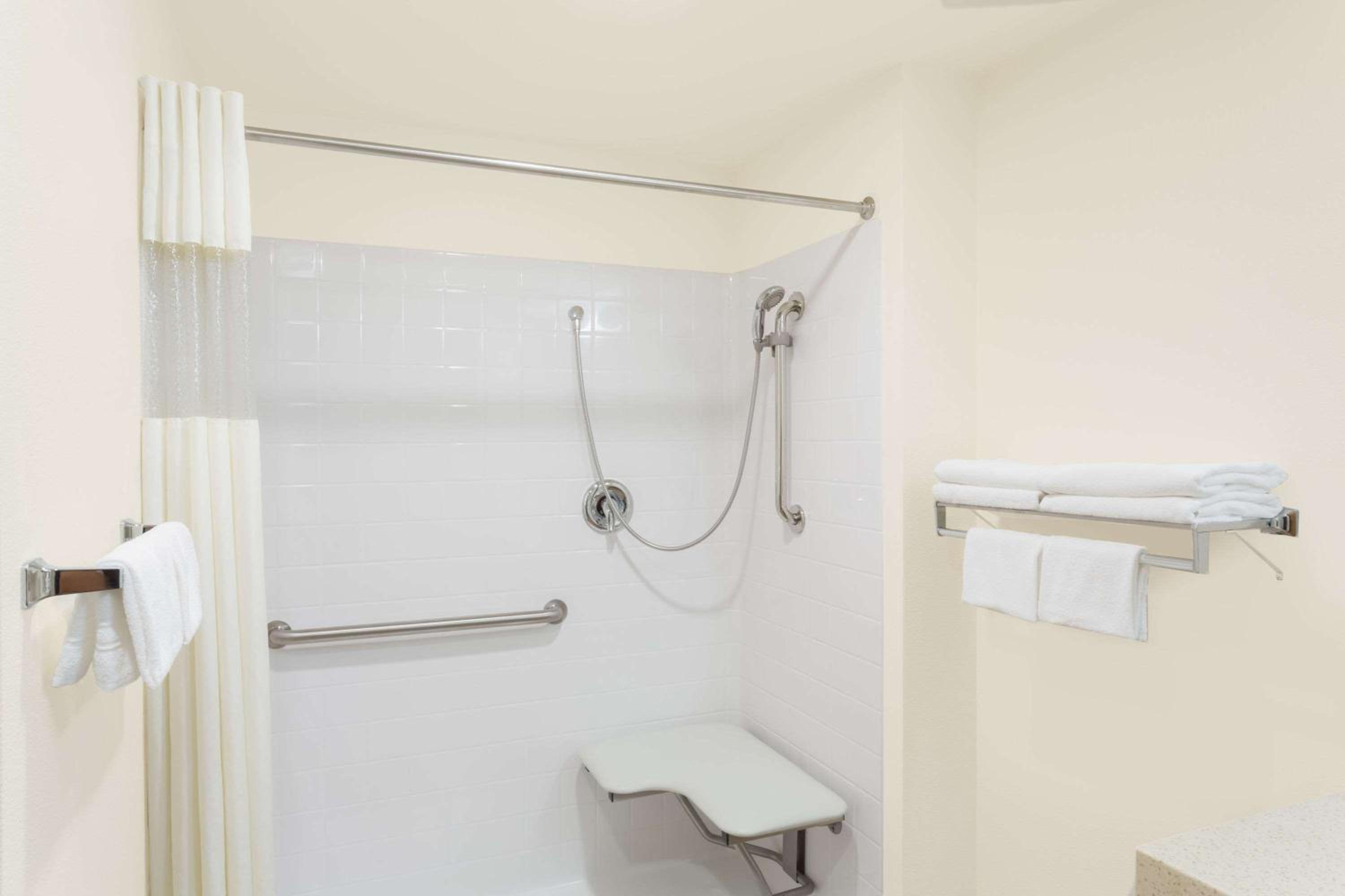 Queen Room With Two Queen Beds And Roll-In Shower - Mobility Access/Non-Smoking - Photo 5