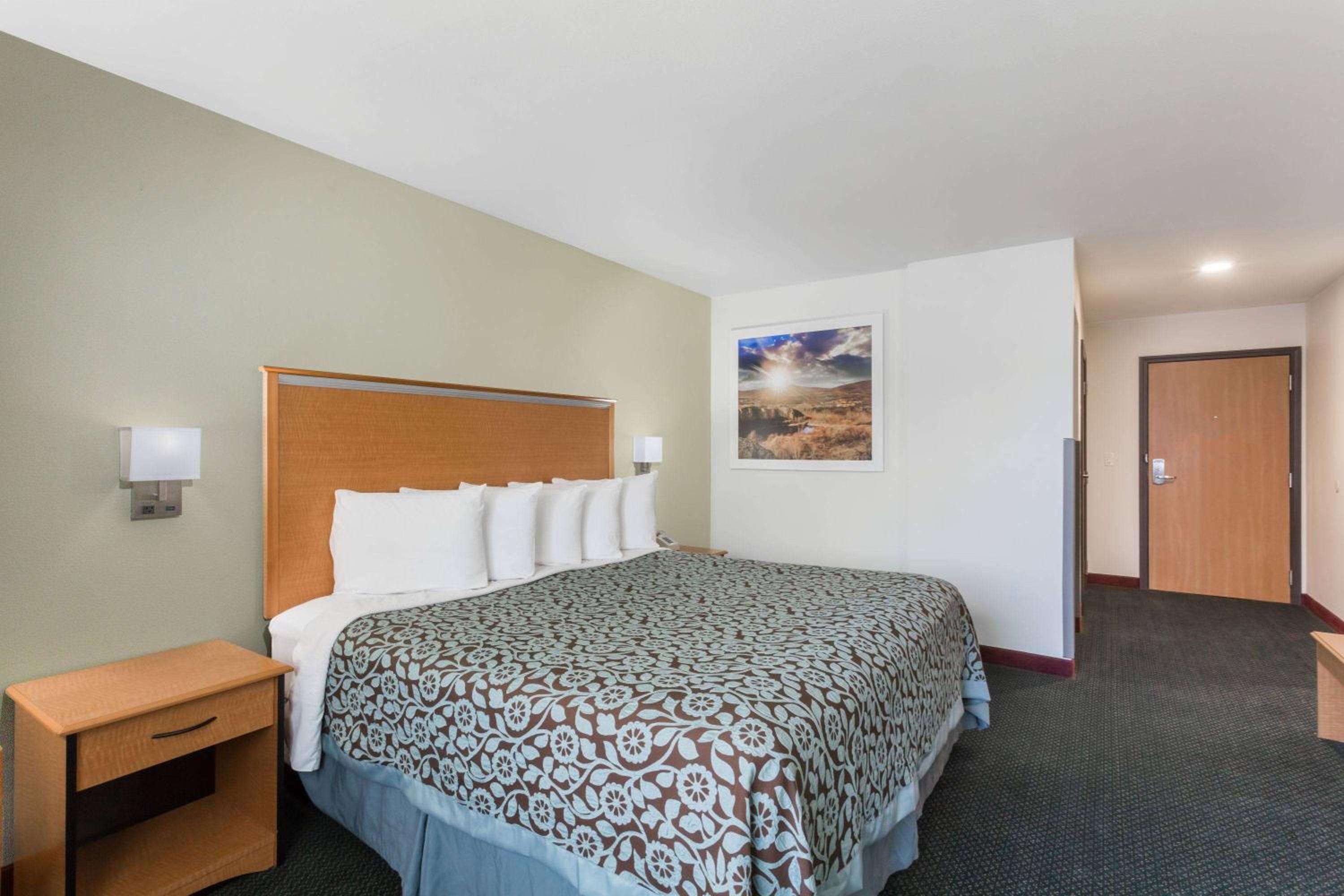 King Room - Non-Smoking - Photo 5
