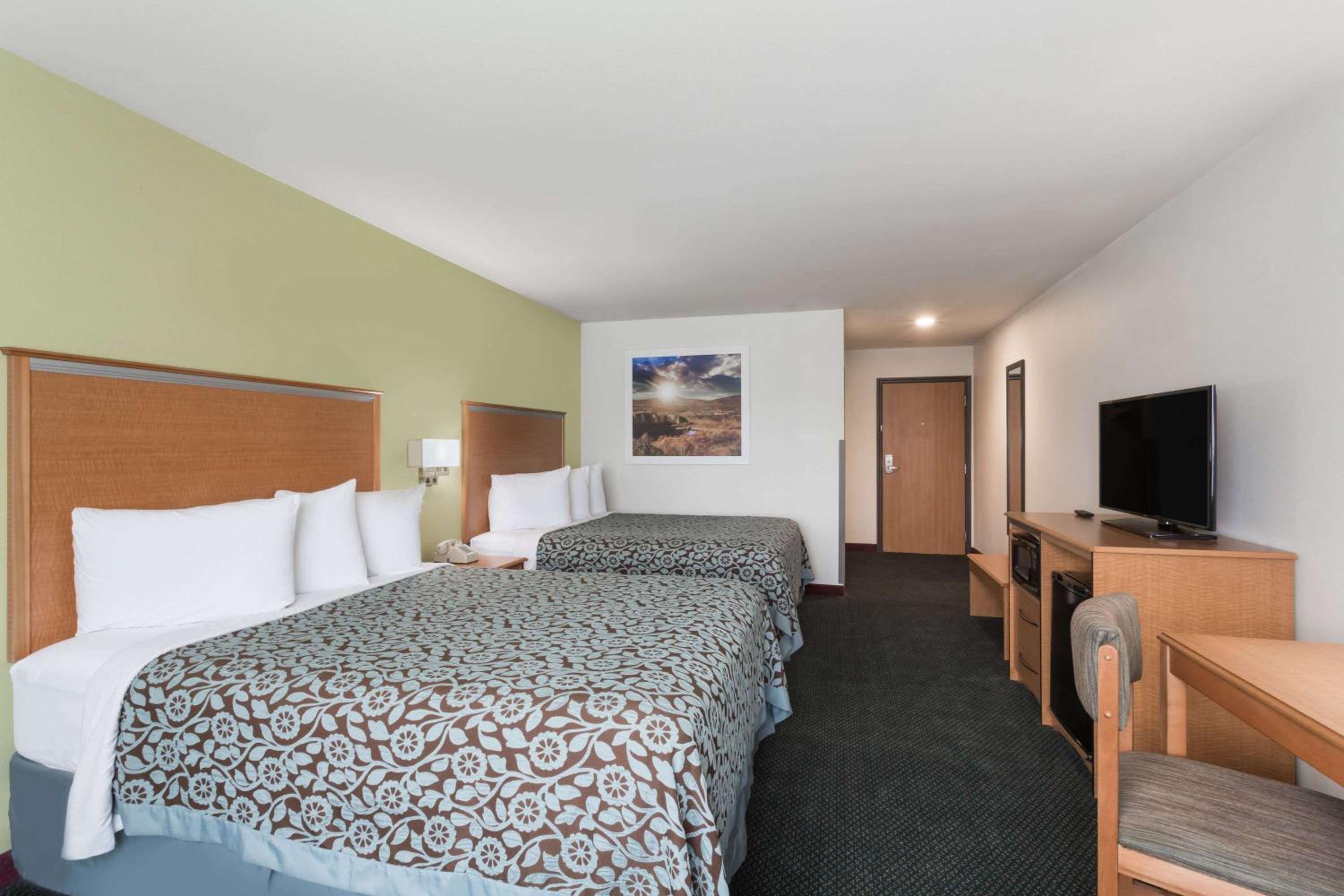 Queen Room With Two Queen Beds And Roll-In Shower - Mobility Access/Non-Smoking - Photo 2
