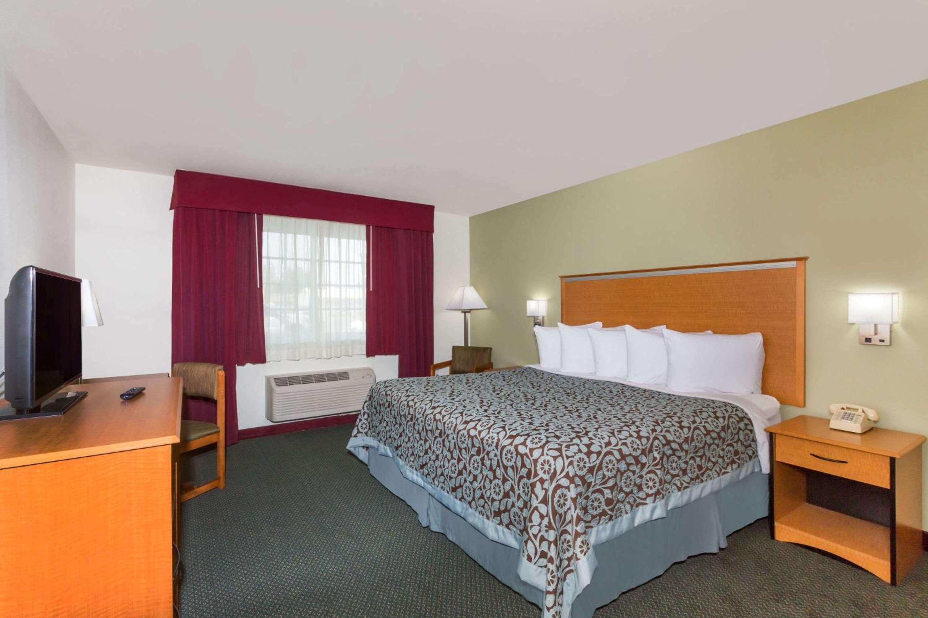 King Room - Non-Smoking - Photo 4