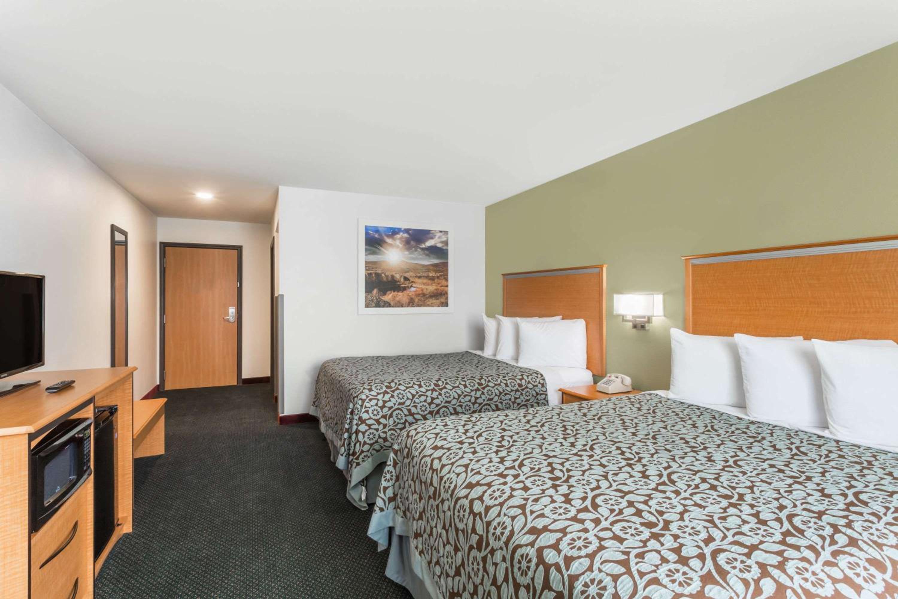 Queen Room With Two Queen Beds And Roll-In Shower - Mobility Access/Non-Smoking - Photo 4
